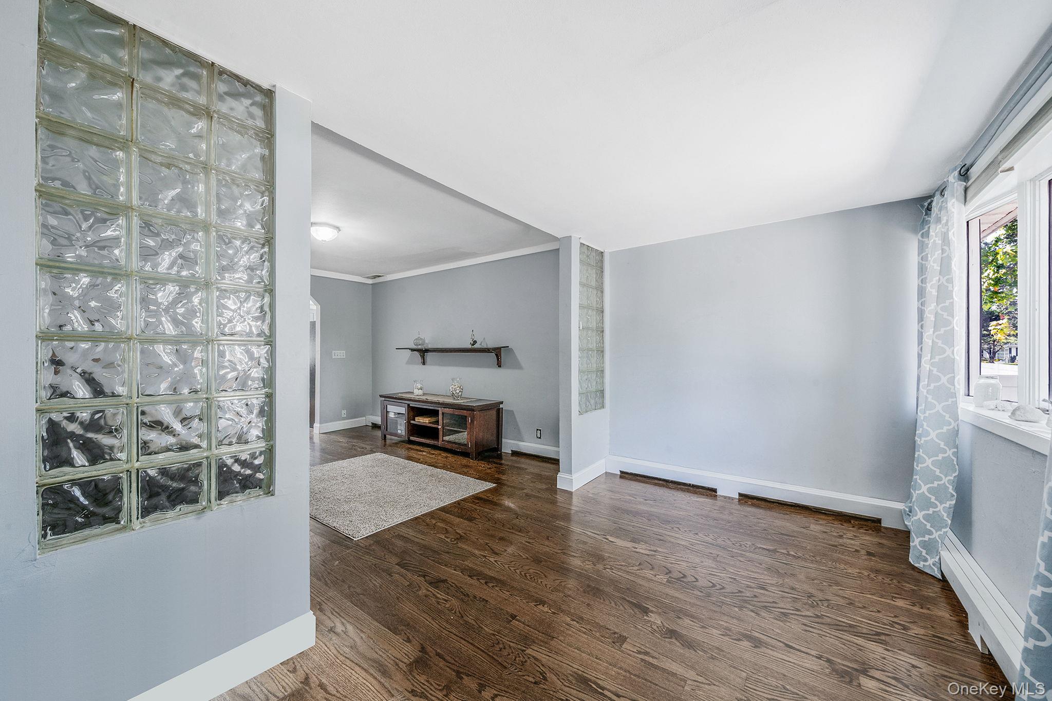 10 Roy Avenue, West Islip, NY 11795