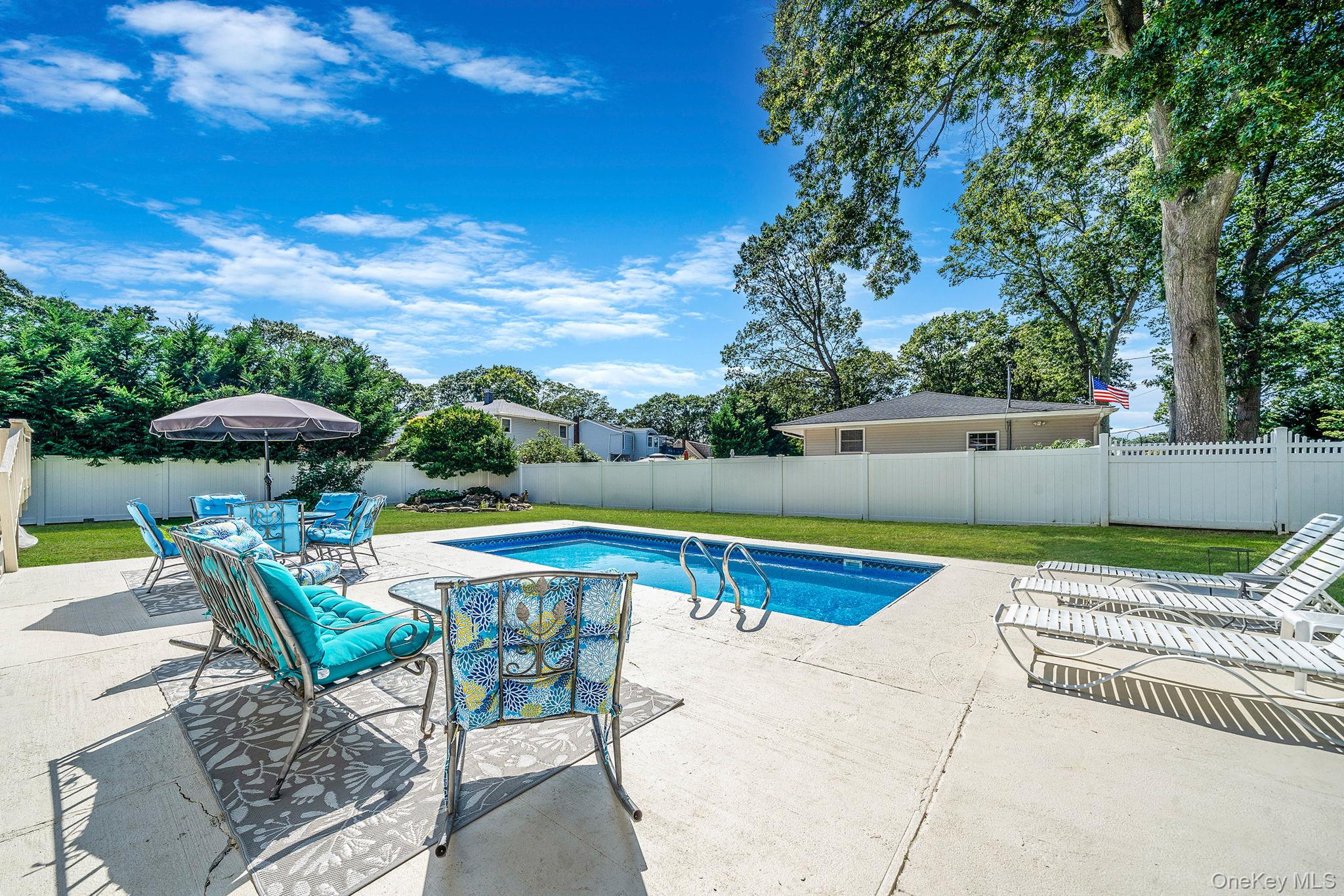 10 Roy Avenue, West Islip, NY 11795