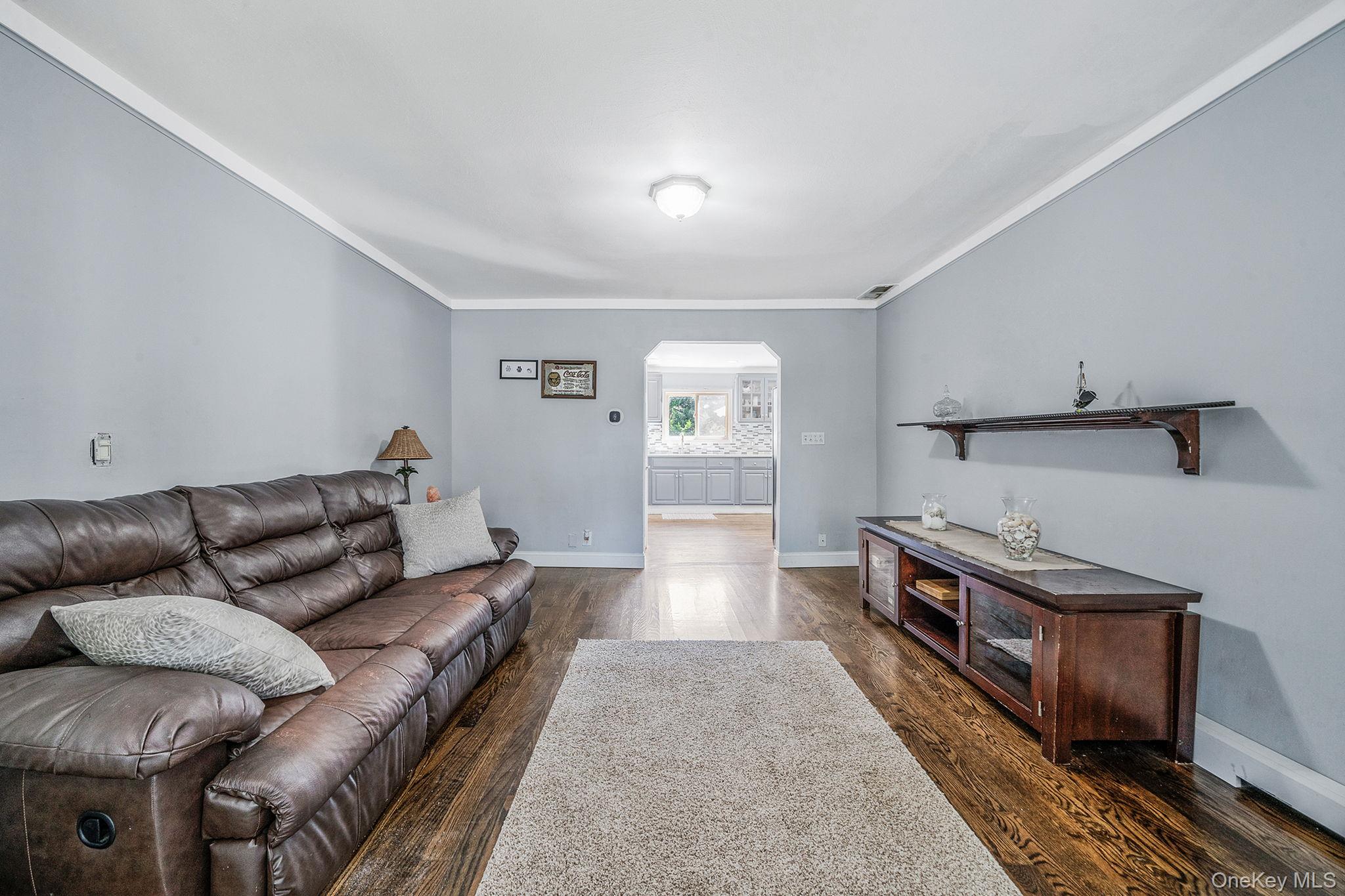 10 Roy Avenue, West Islip, NY 11795