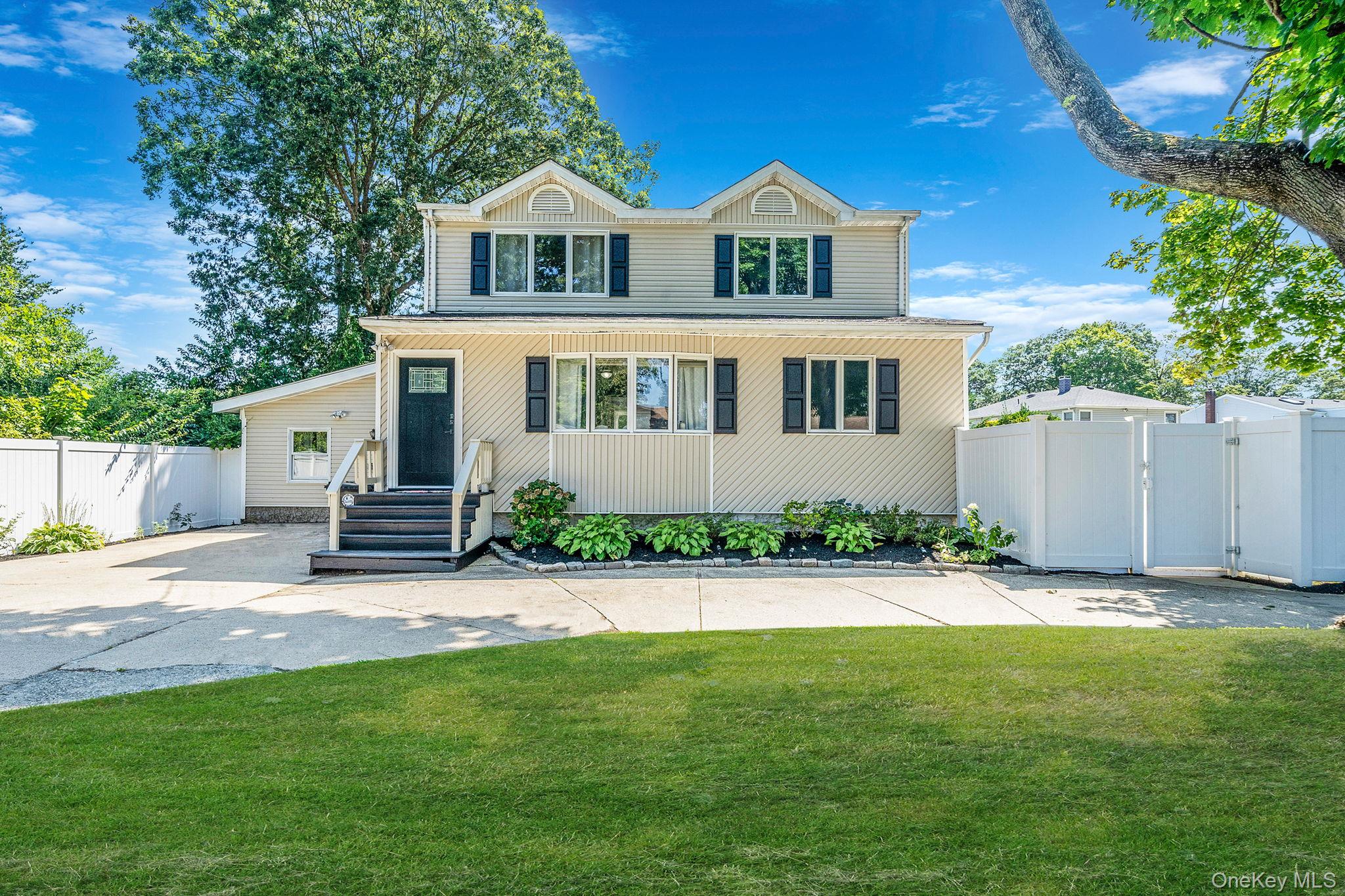 10 Roy Avenue, West Islip, NY 11795