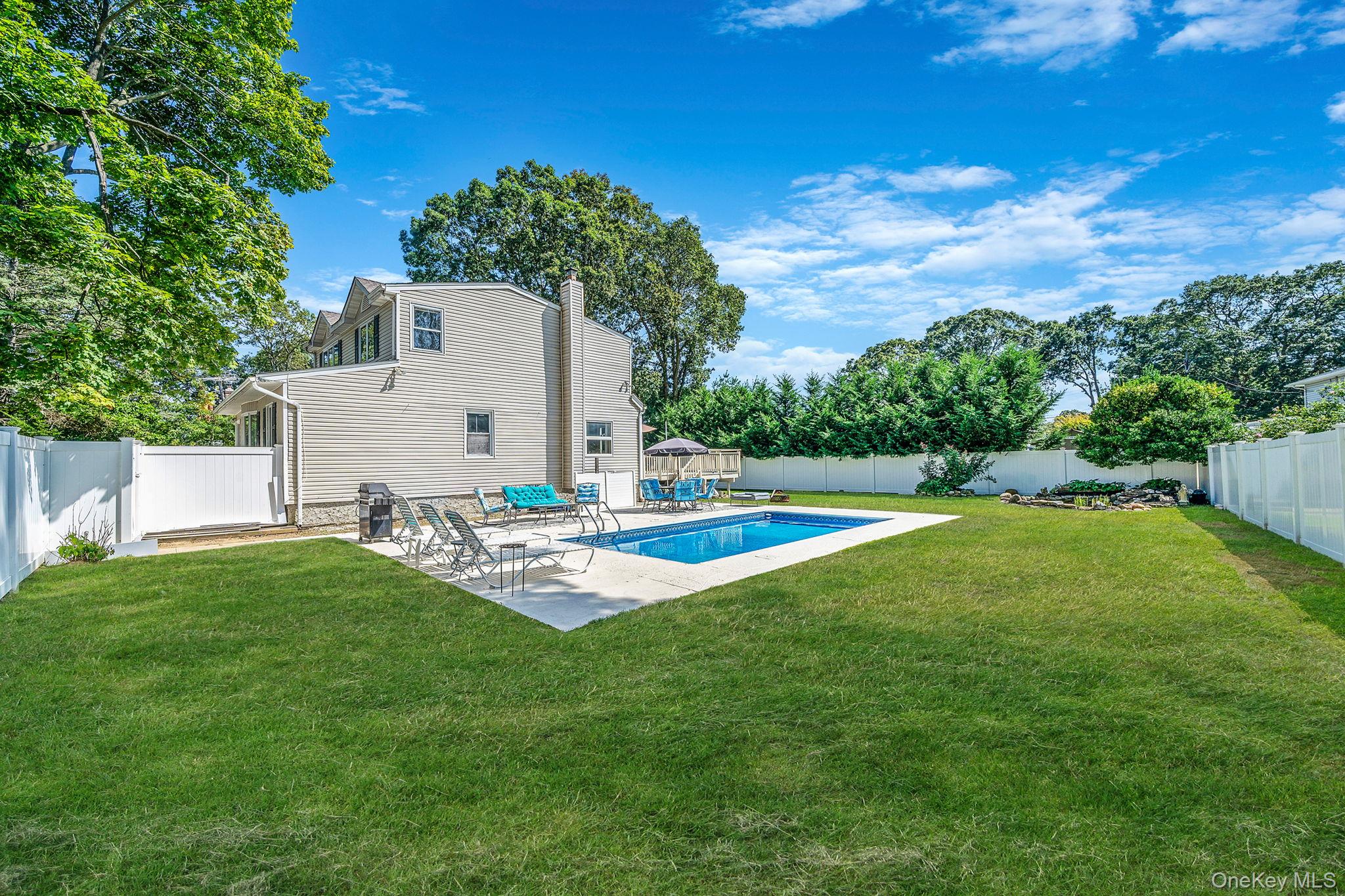 10 Roy Avenue, West Islip, NY 11795