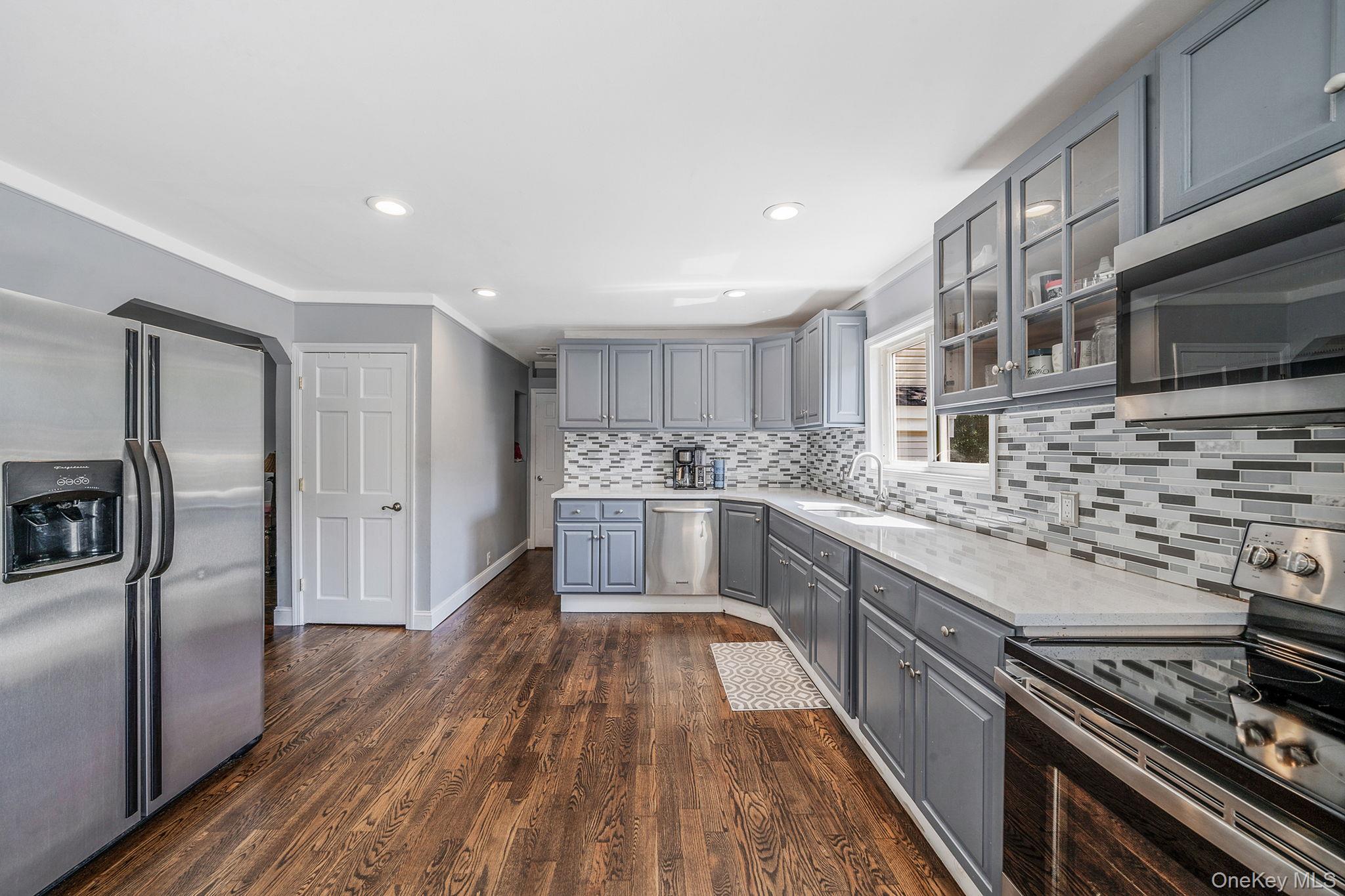 10 Roy Avenue, West Islip, NY 11795