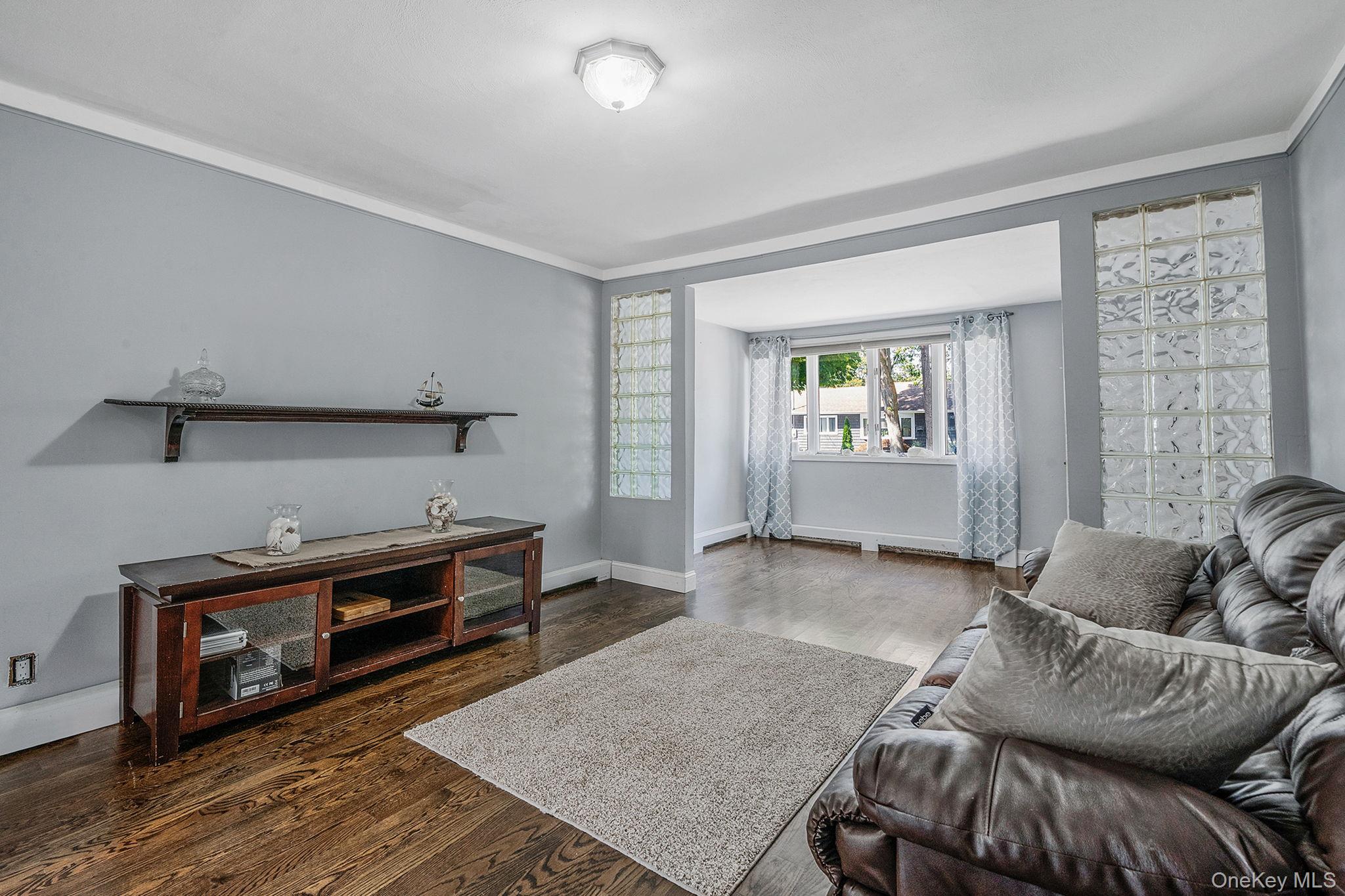 10 Roy Avenue, West Islip, NY 11795