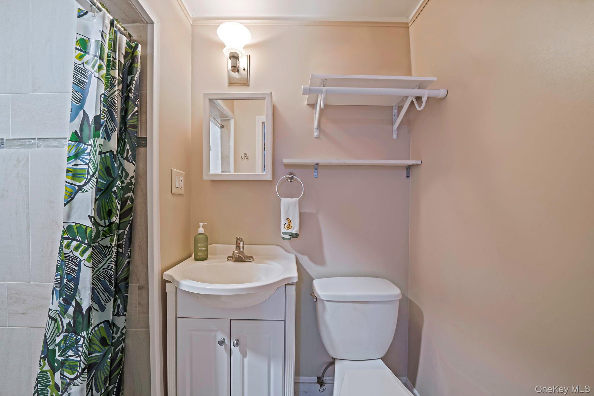 10 Roy Avenue, West Islip, NY 11795