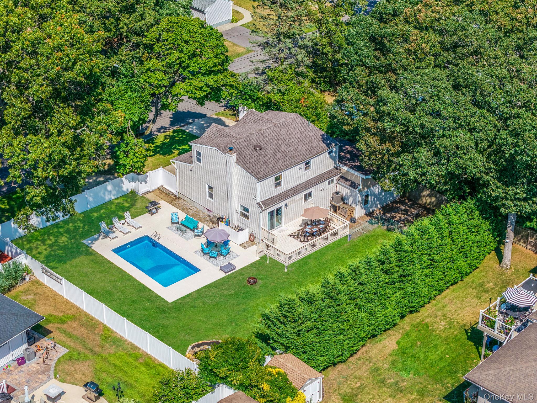 10 Roy Avenue, West Islip, NY 11795