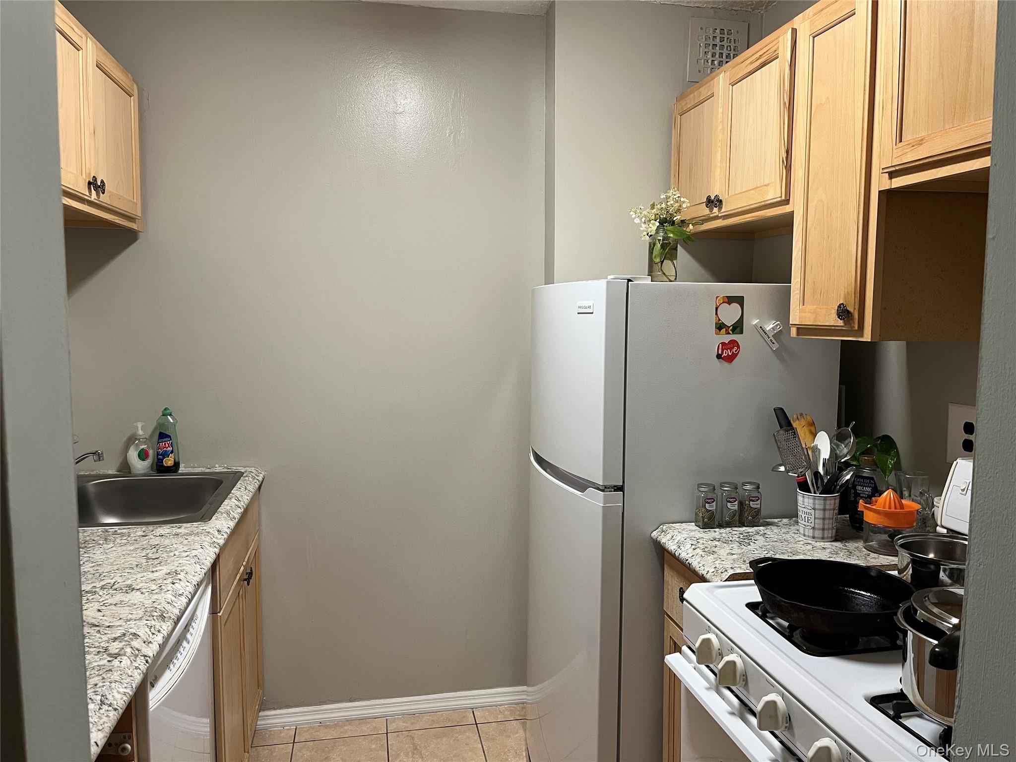 135 Post Avenue # 5O, Westbury, NY 11590