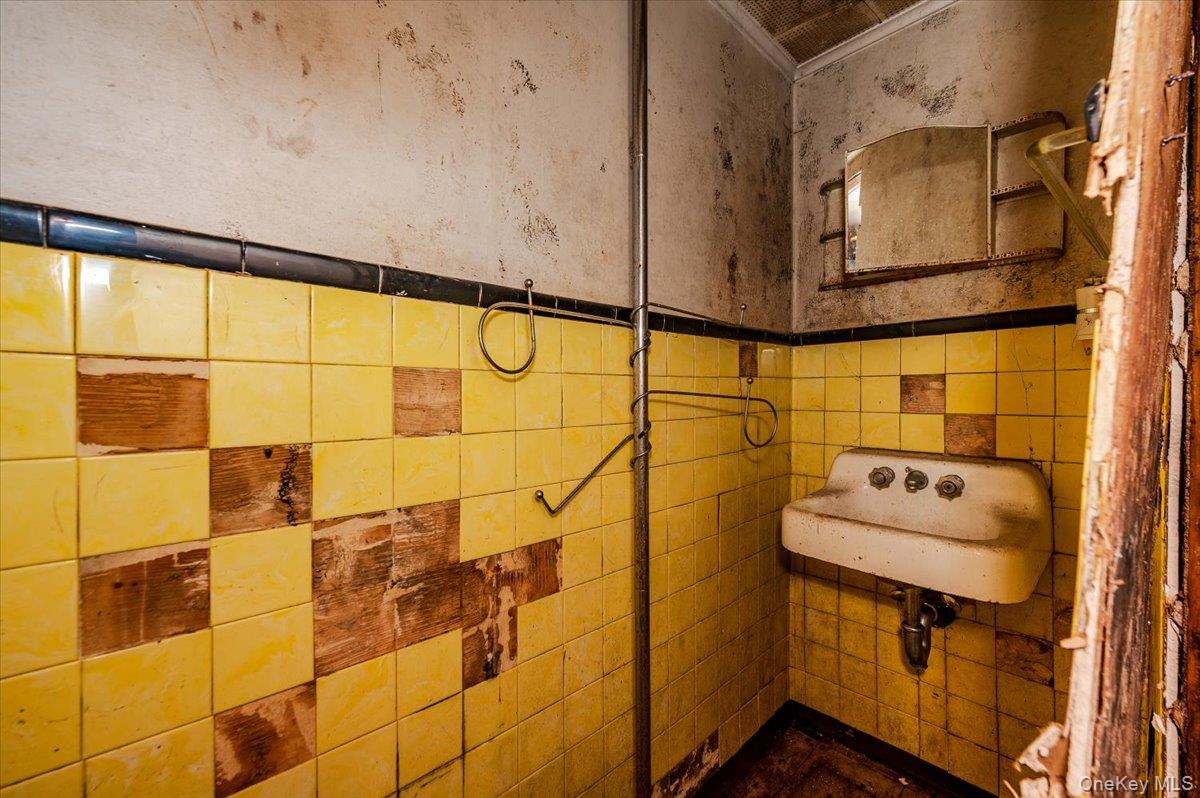 10 Hampton Terrace, White Plains, NY 10607