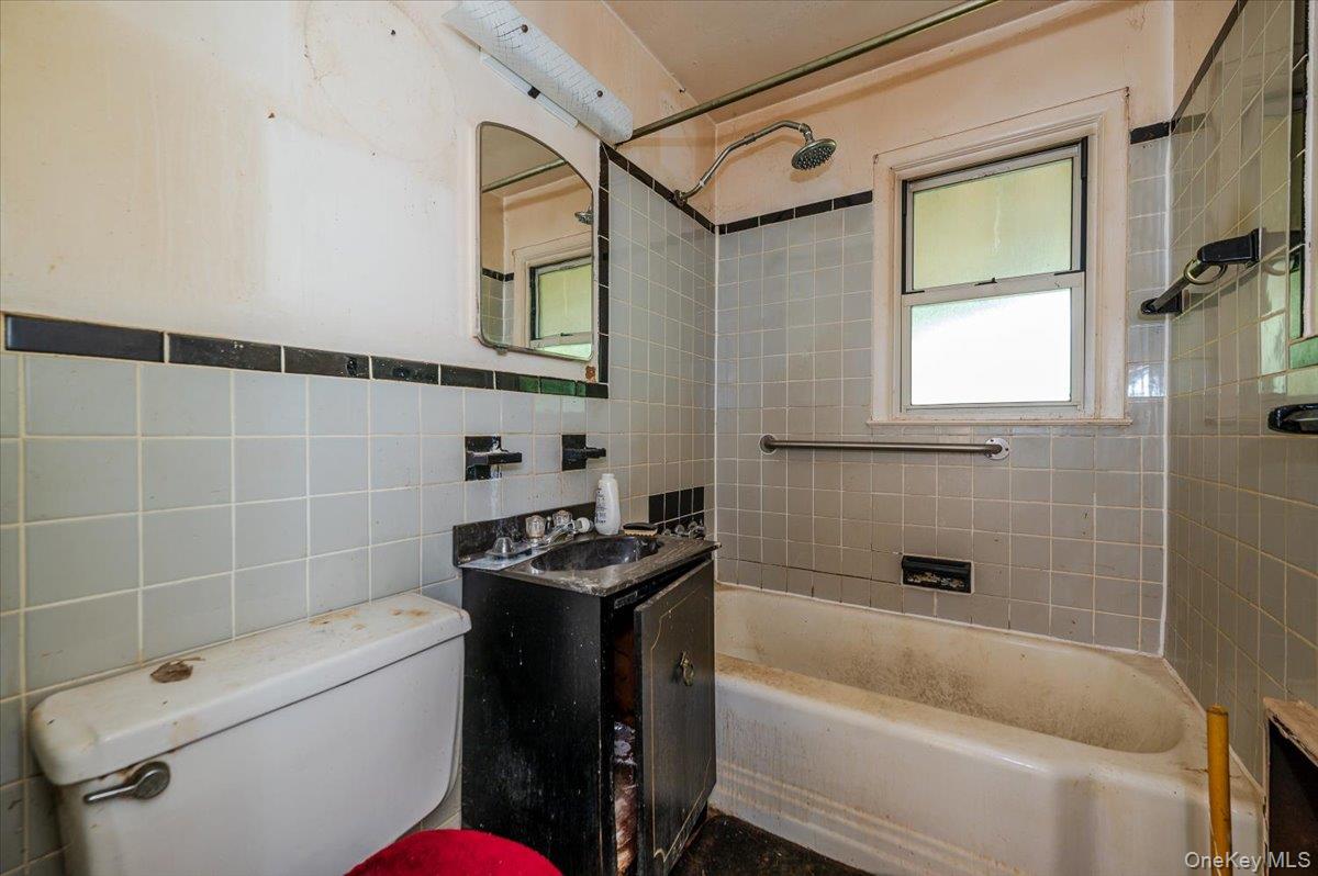 10 Hampton Terrace, White Plains, NY 10607