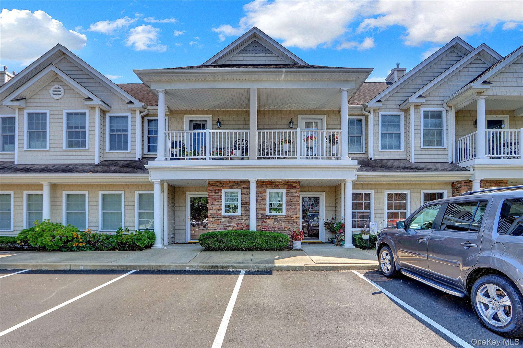 16 Della Drive, West Babylon, NY 11704