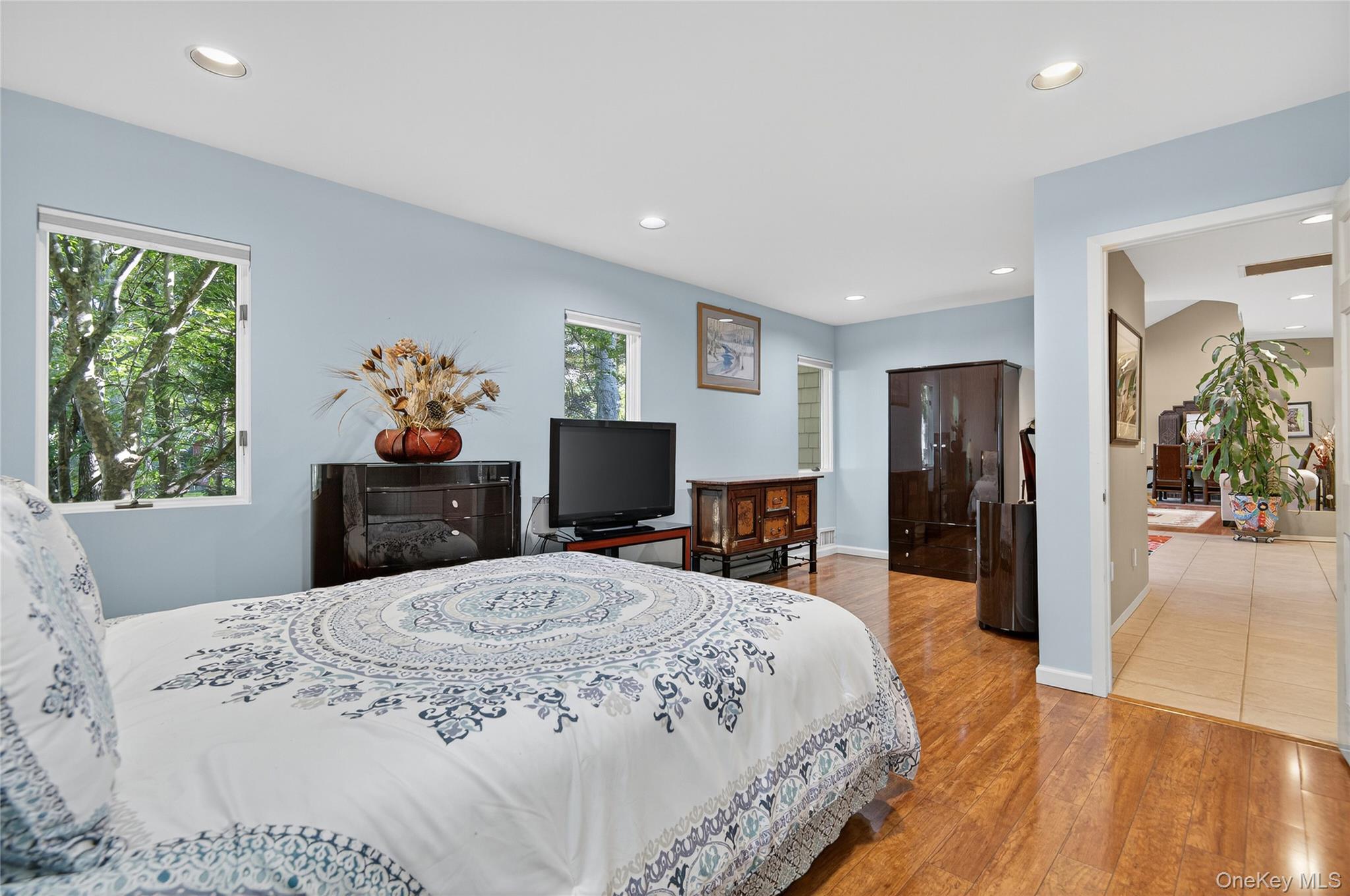 18 Roundtree Drive, Melville, NY 11747