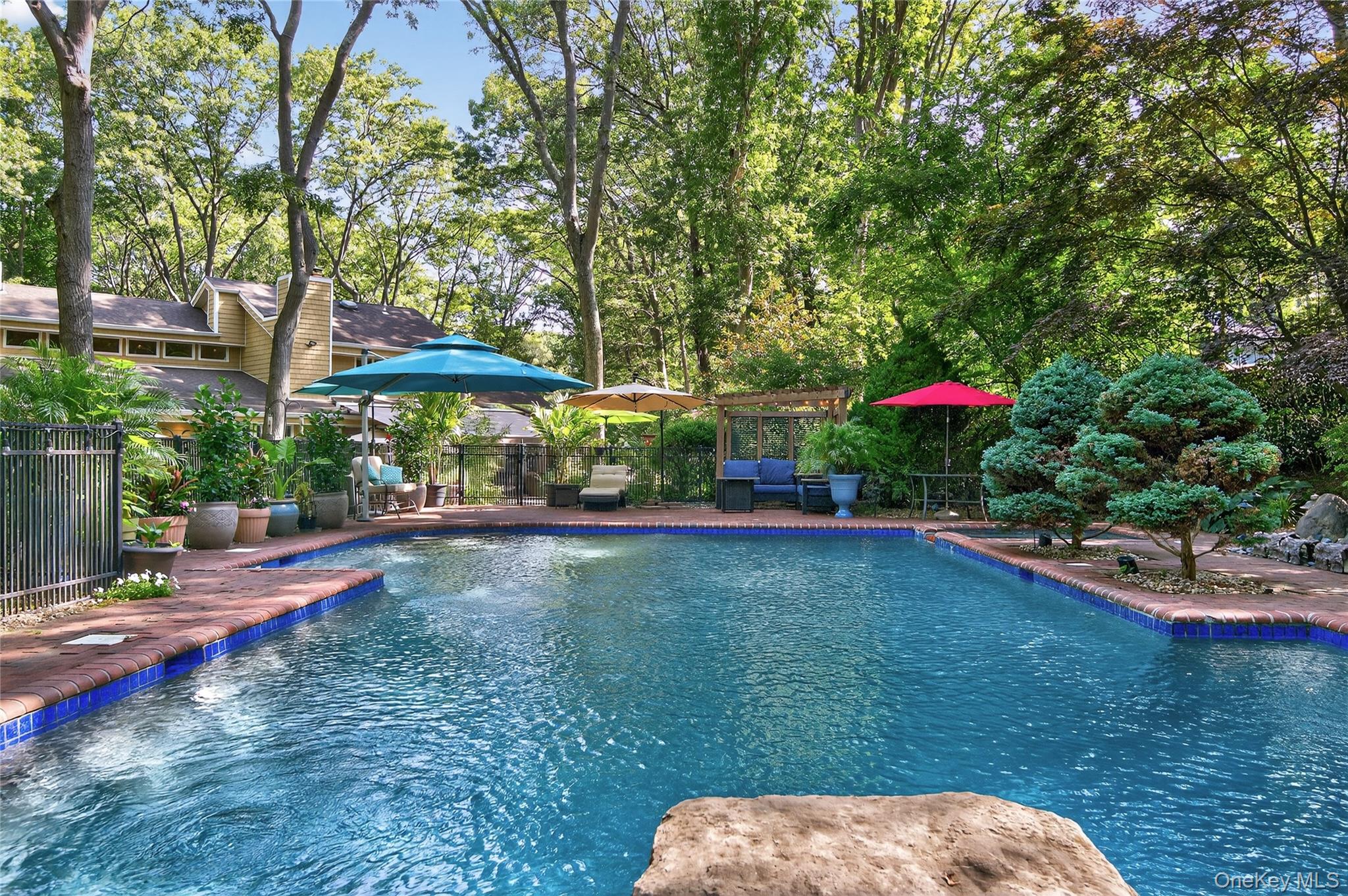 18 Roundtree Drive, Melville, NY 11747