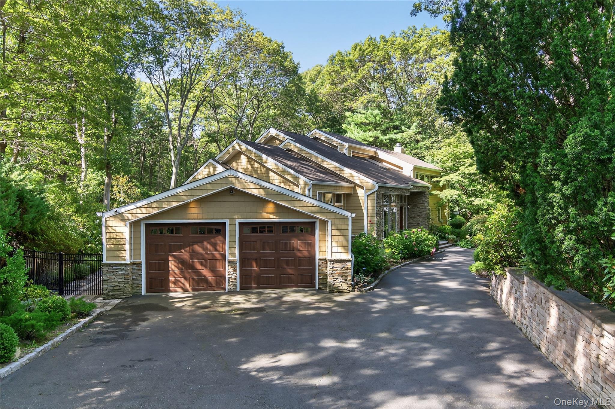 18 Roundtree Drive, Melville, NY 11747