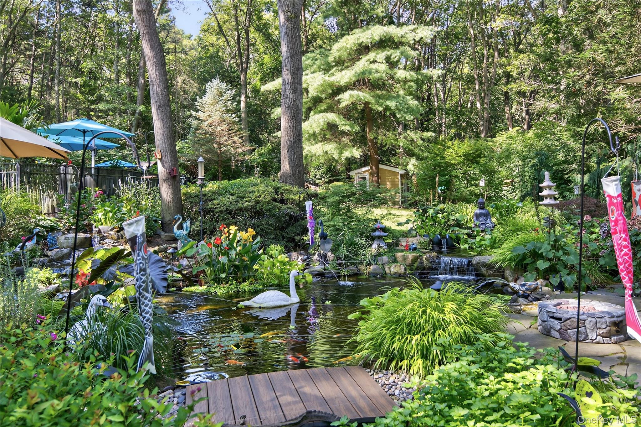 18 Roundtree Drive, Melville, NY 11747