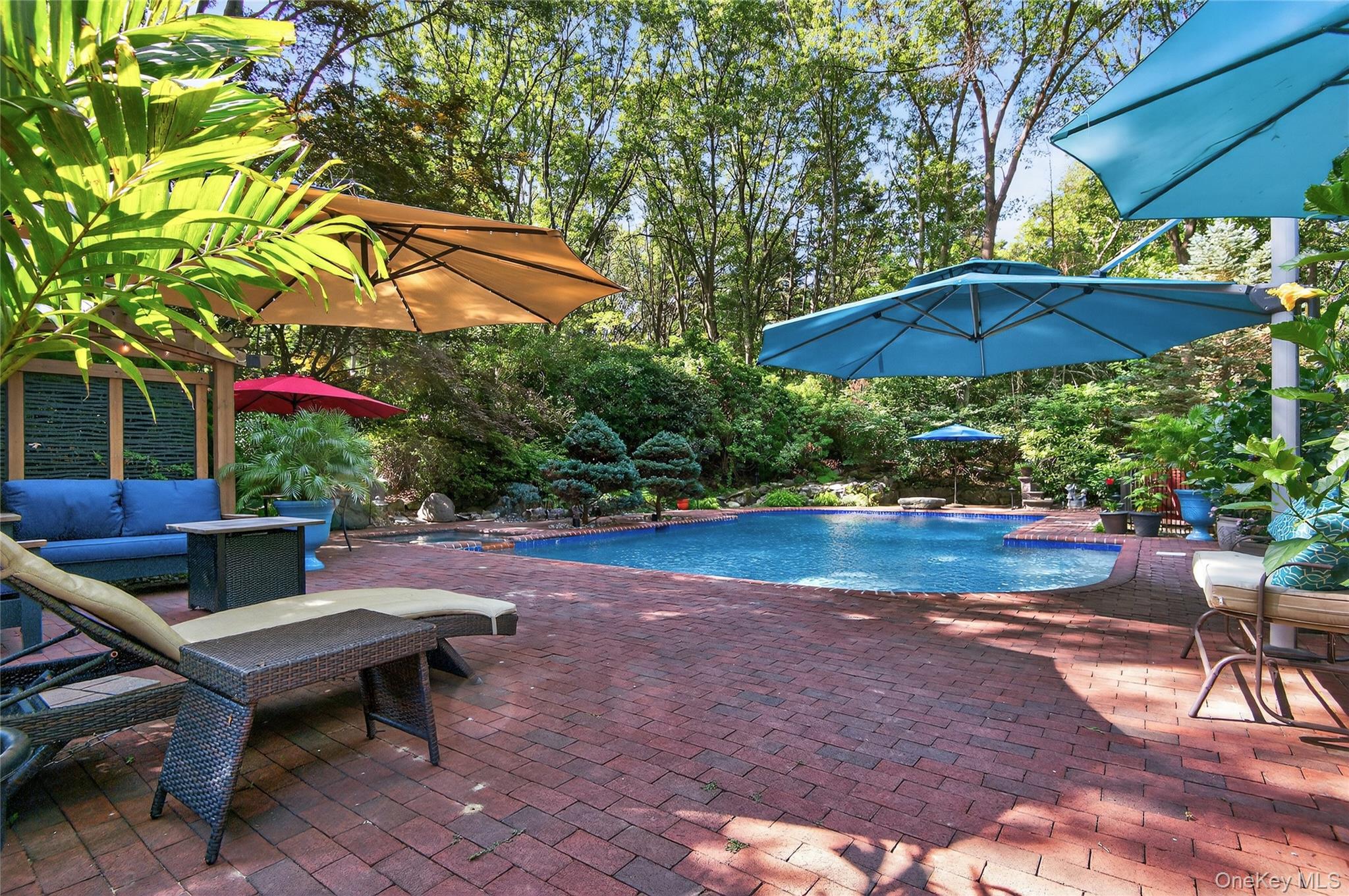 18 Roundtree Drive, Melville, NY 11747