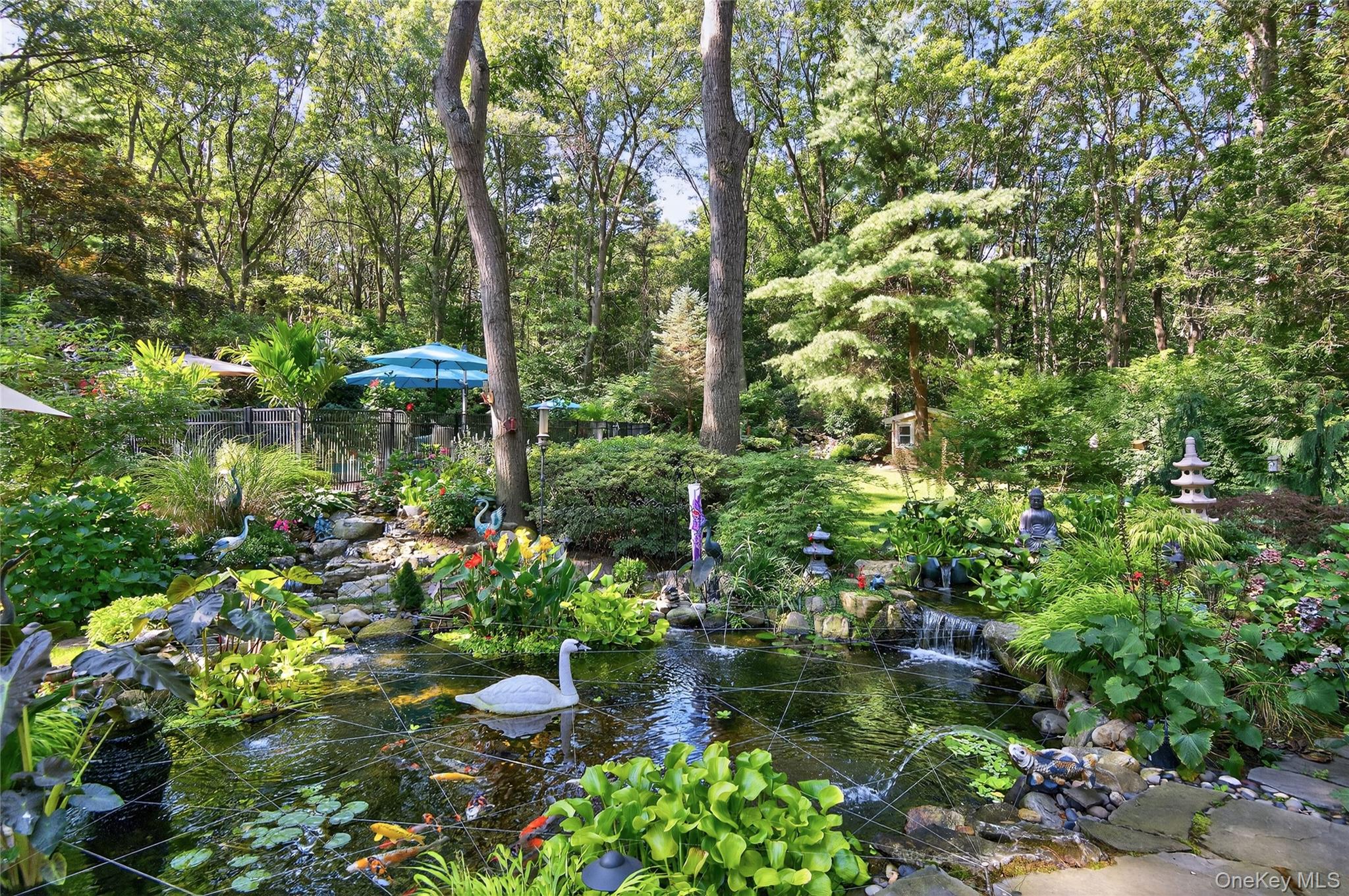 18 Roundtree Drive, Melville, NY 11747