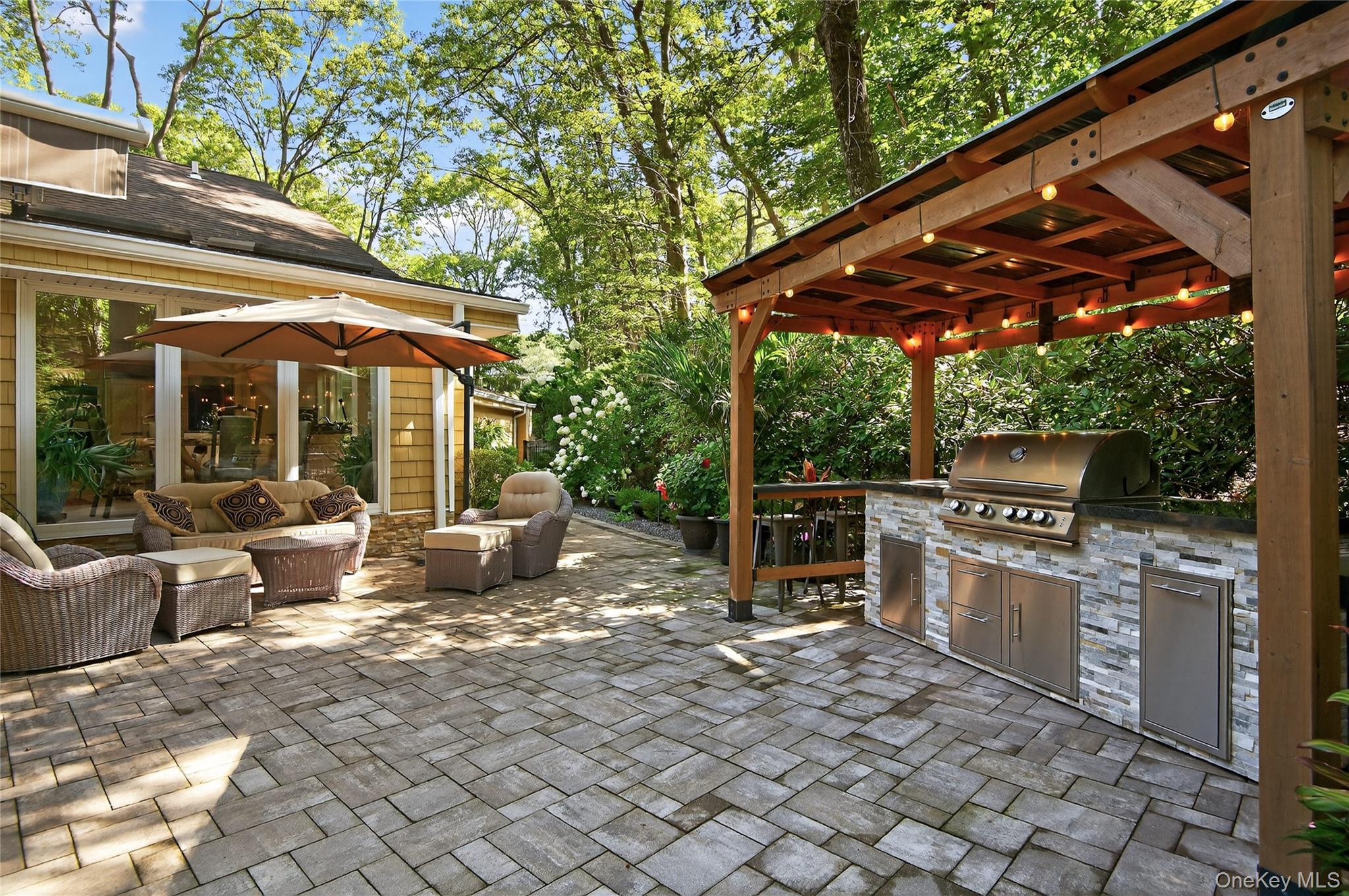 18 Roundtree Drive, Melville, NY 11747