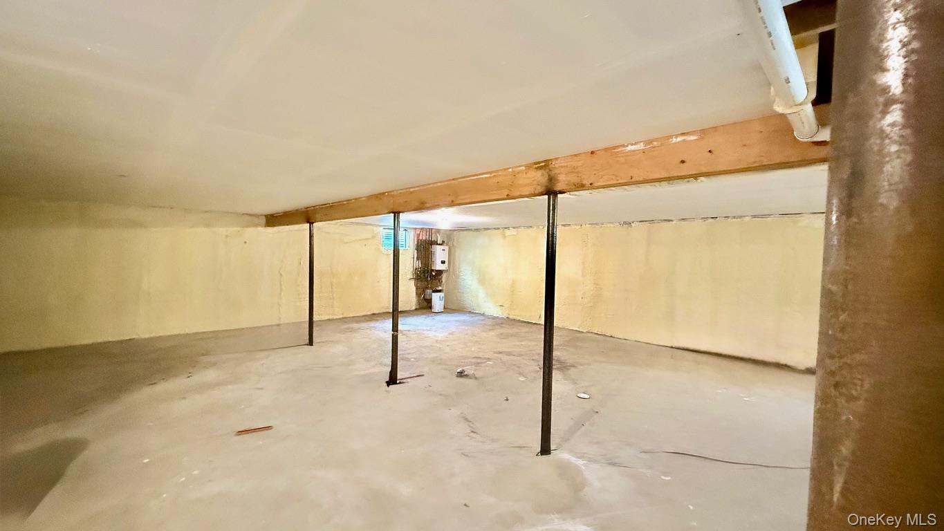 60 Periwinkle Road, Levittown, NY 11756