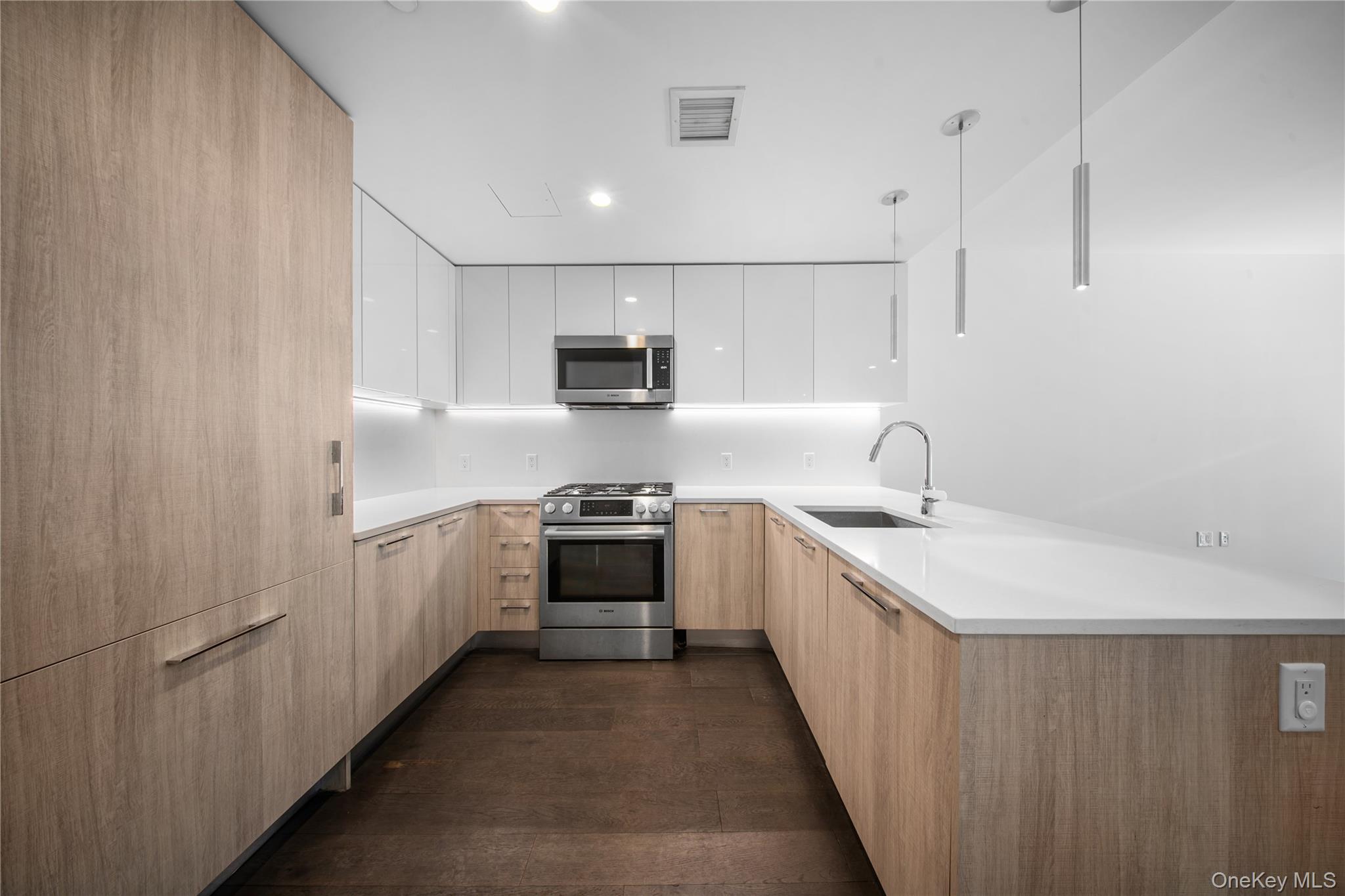 131-05 40th Road # 17M, Flushing, NY 11354