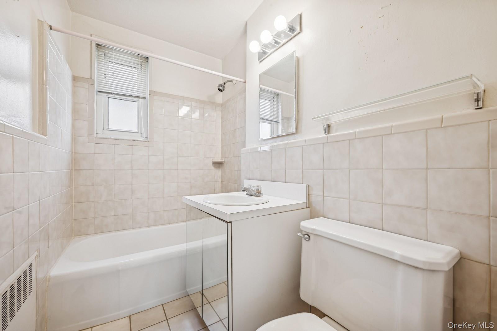 60-31 251st Street # #2-814, Little Neck, NY 11362