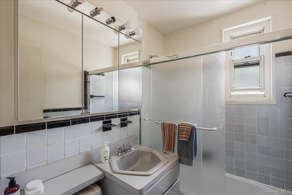 61-25 255th Street # 980, Little Neck, NY 11362