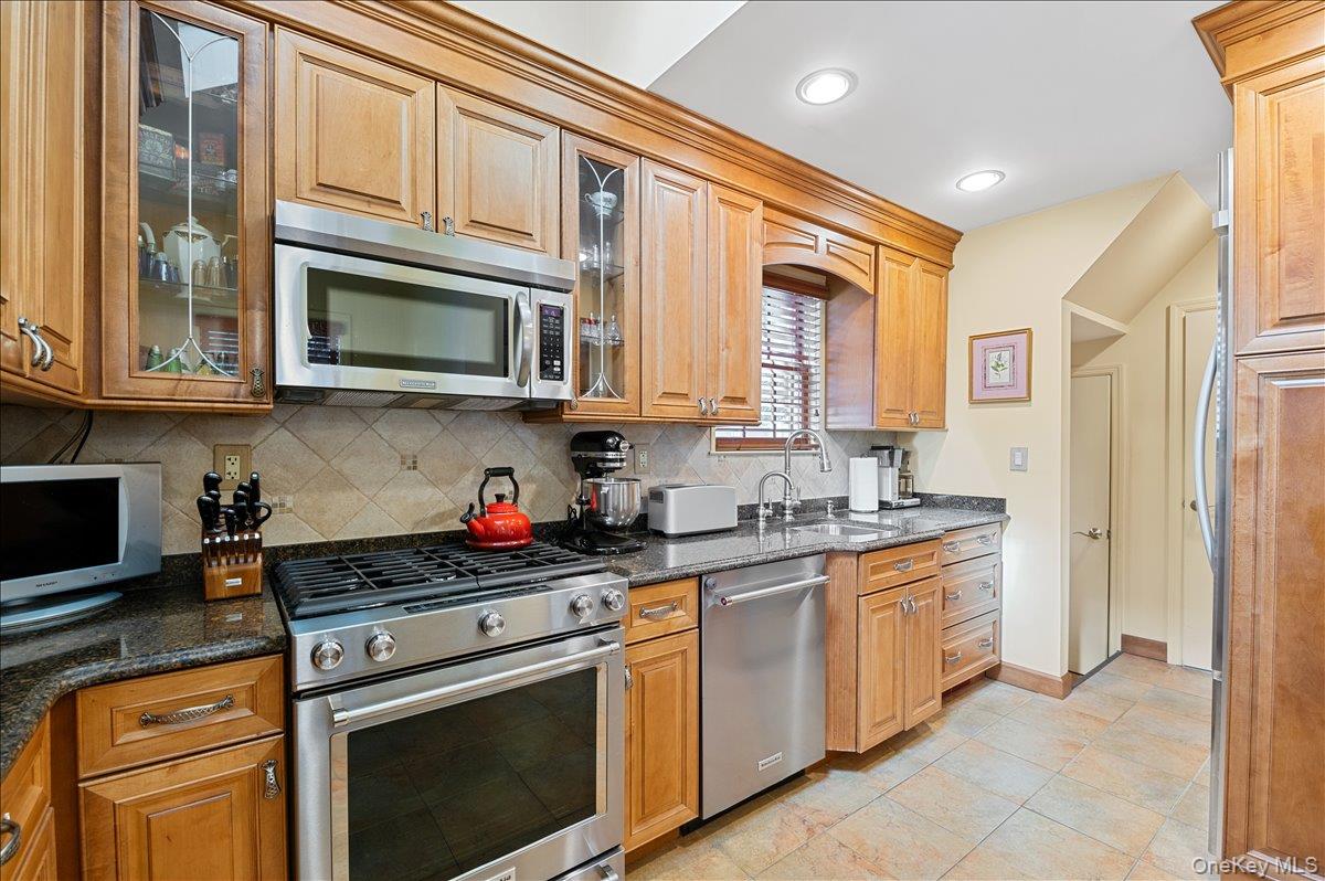 2100 Ambrose Court, North Baldwin, NY 11510