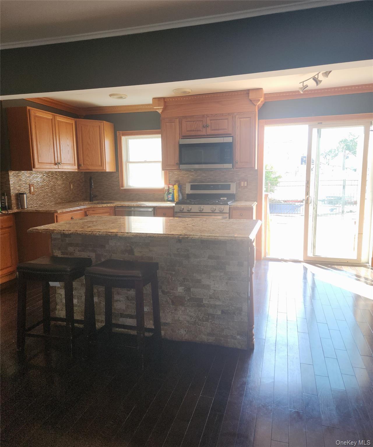 West Babylon, NY 11704