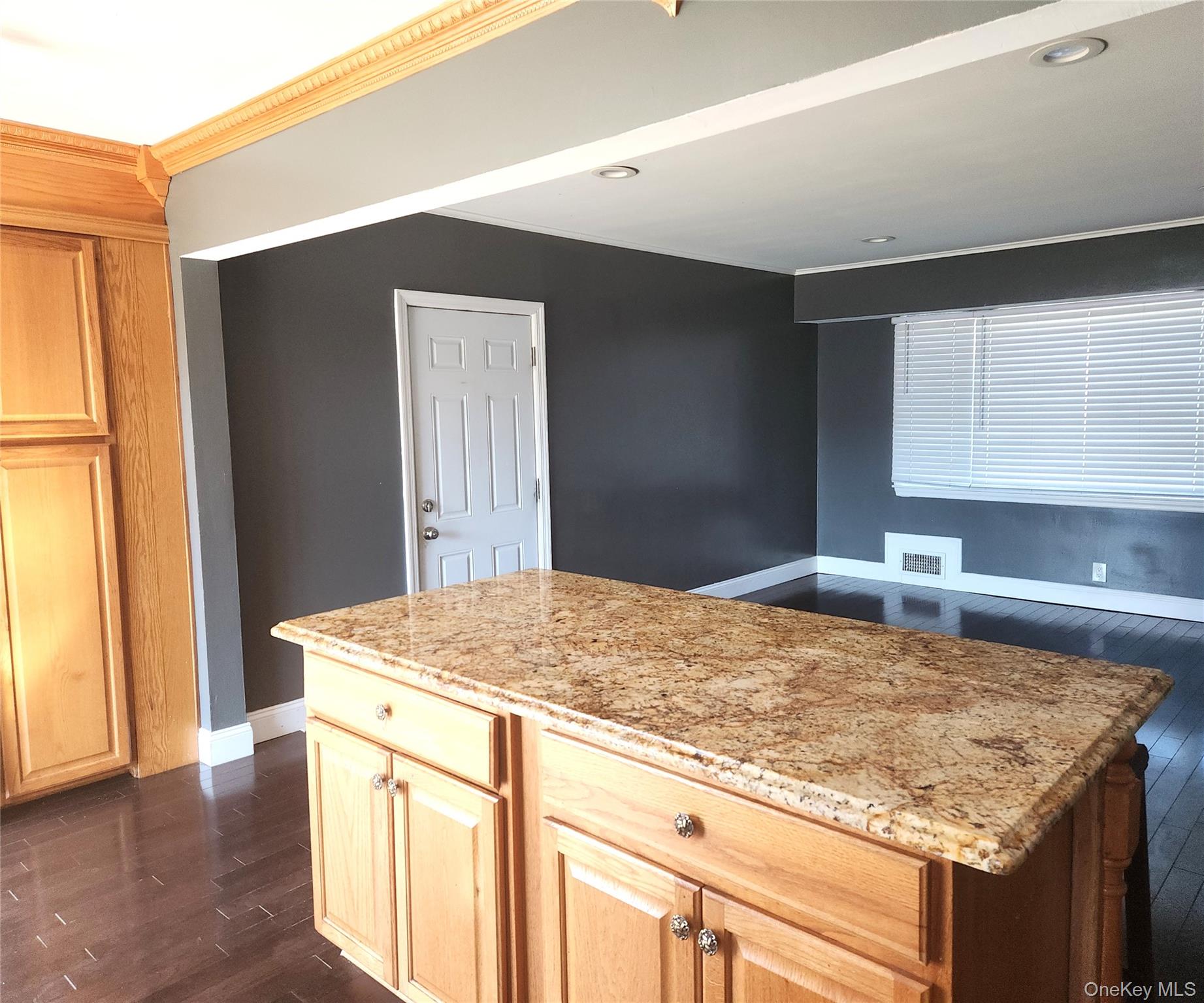 West Babylon, NY 11704