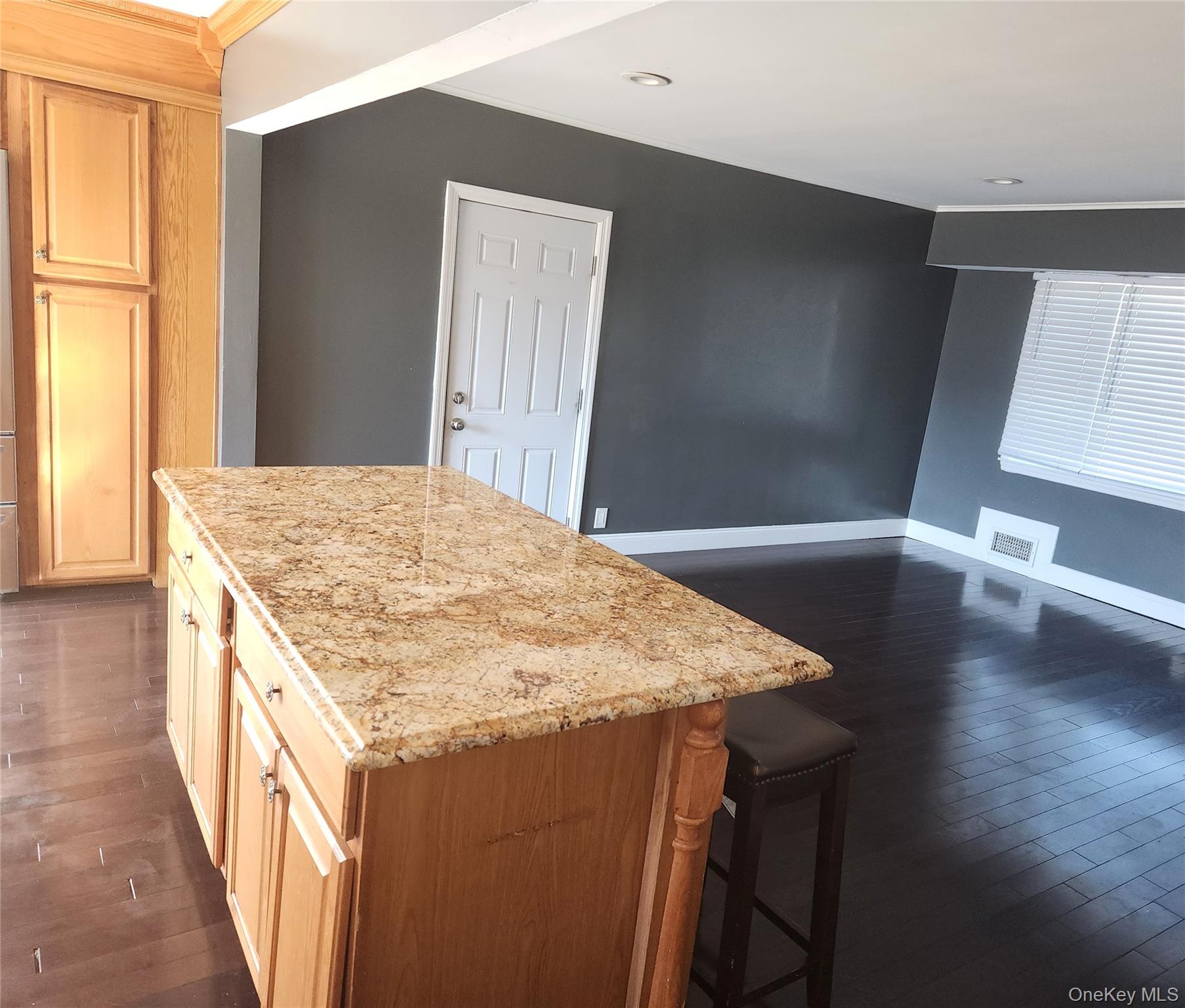 West Babylon, NY 11704