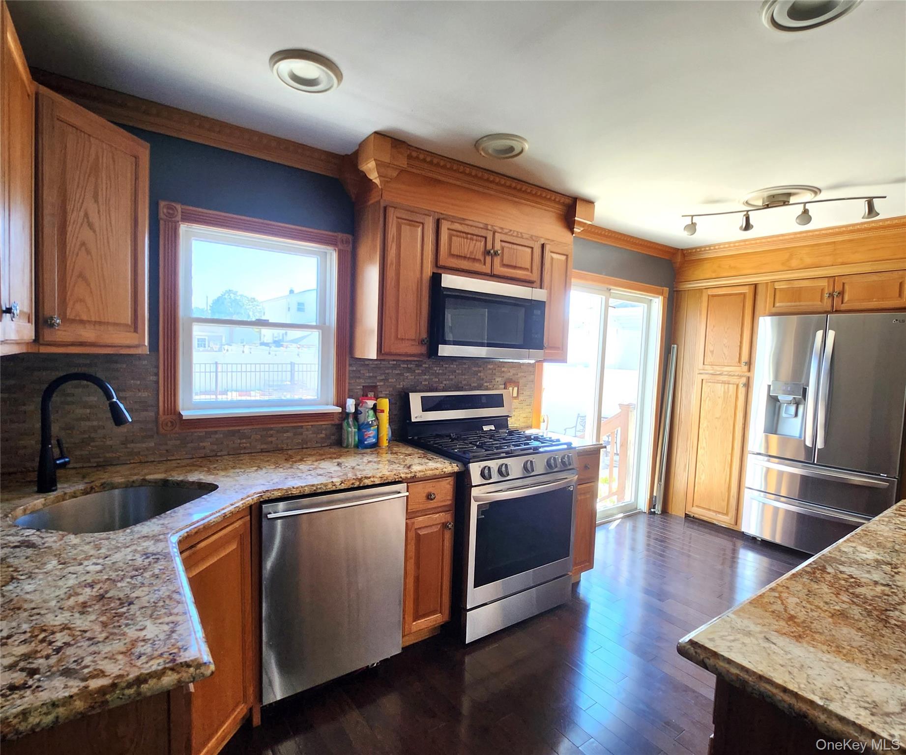 West Babylon, NY 11704