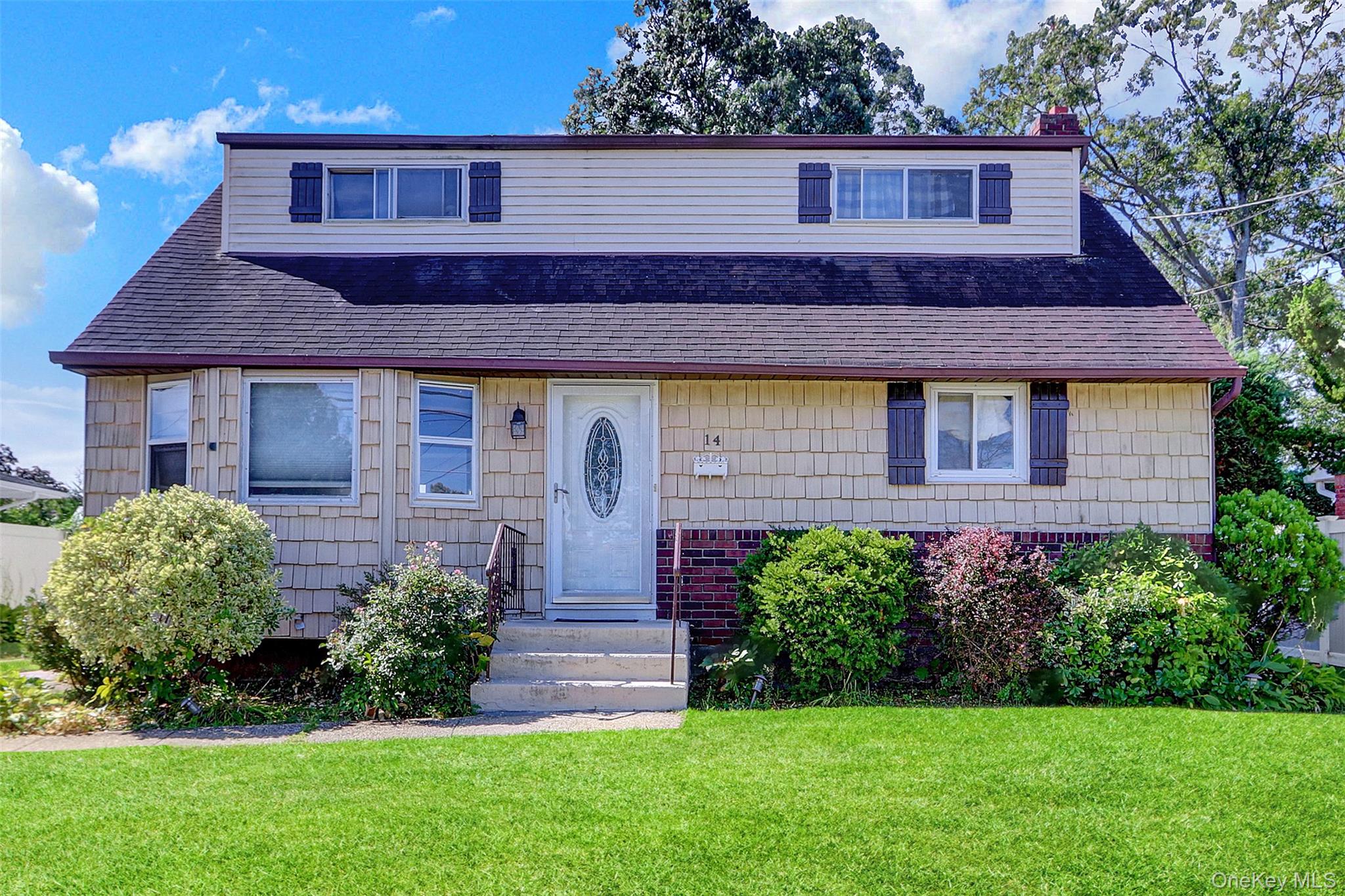 14 5th Avenue, Farmingdale, NY 11735