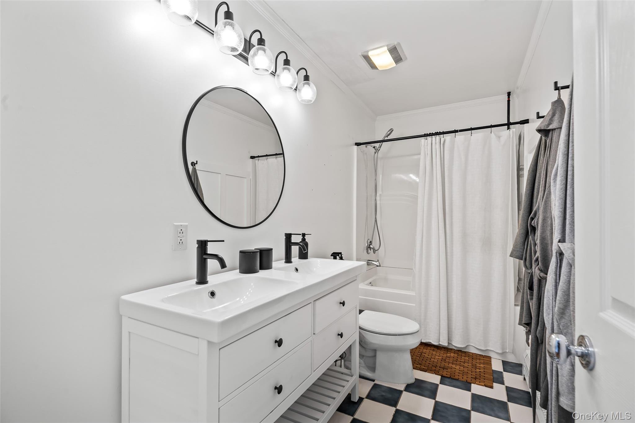 10 Holiday Lane, Greenwood Lake, NY 10925