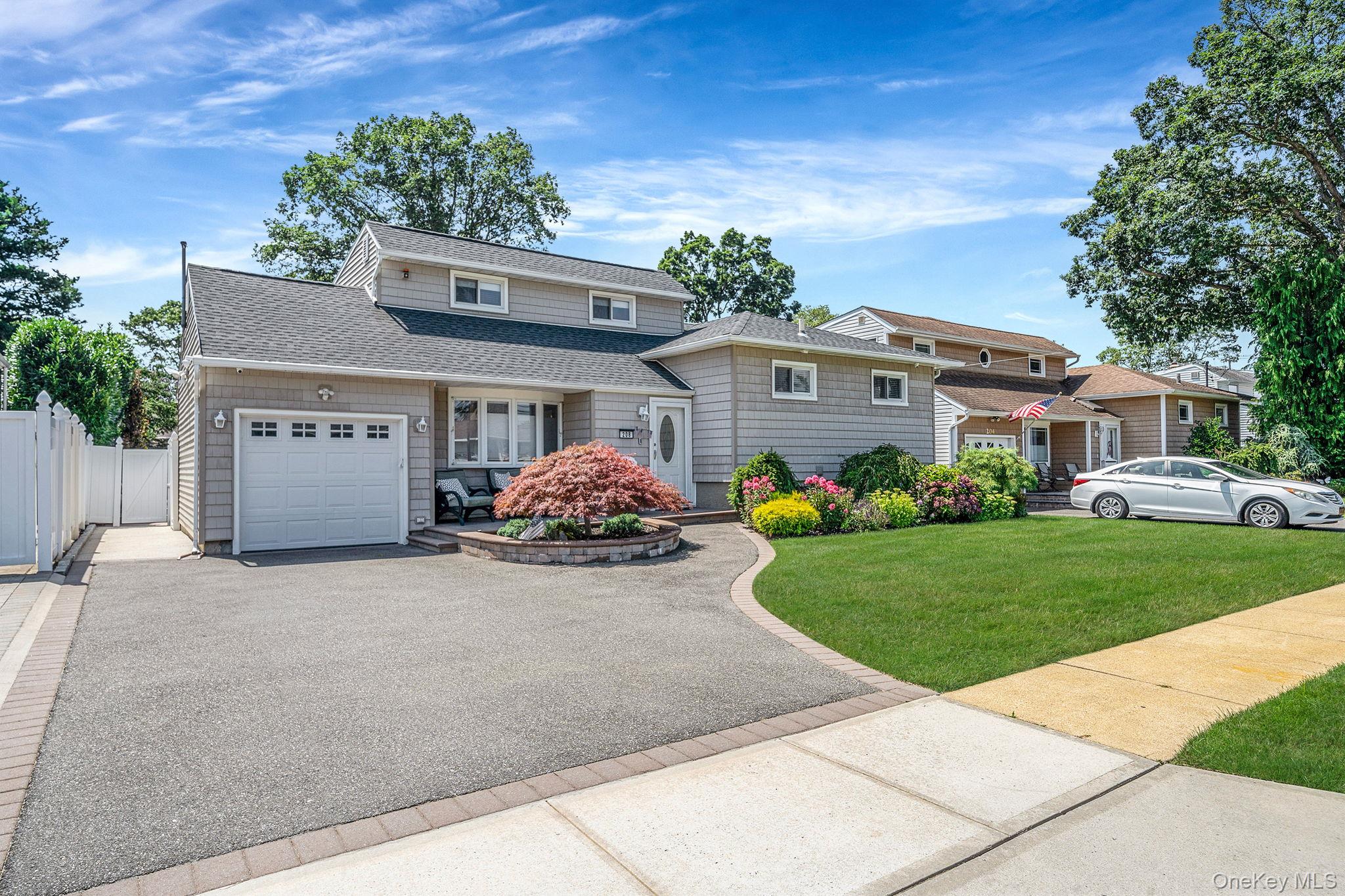 208 Oak Street, Massapequa Park, NY 11762