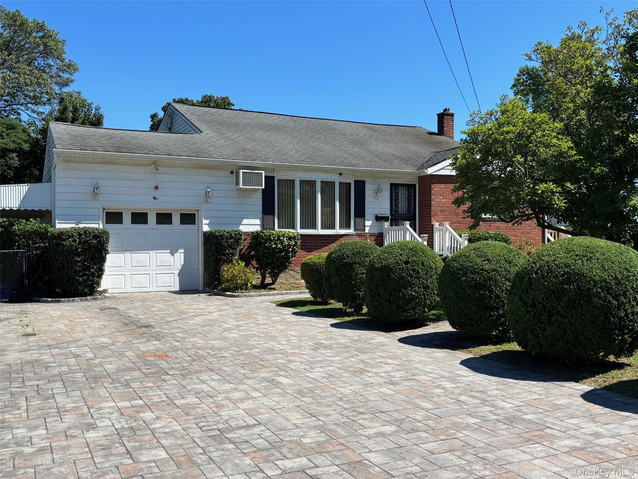 10 13th Avenue, West Babylon, NY 11704
