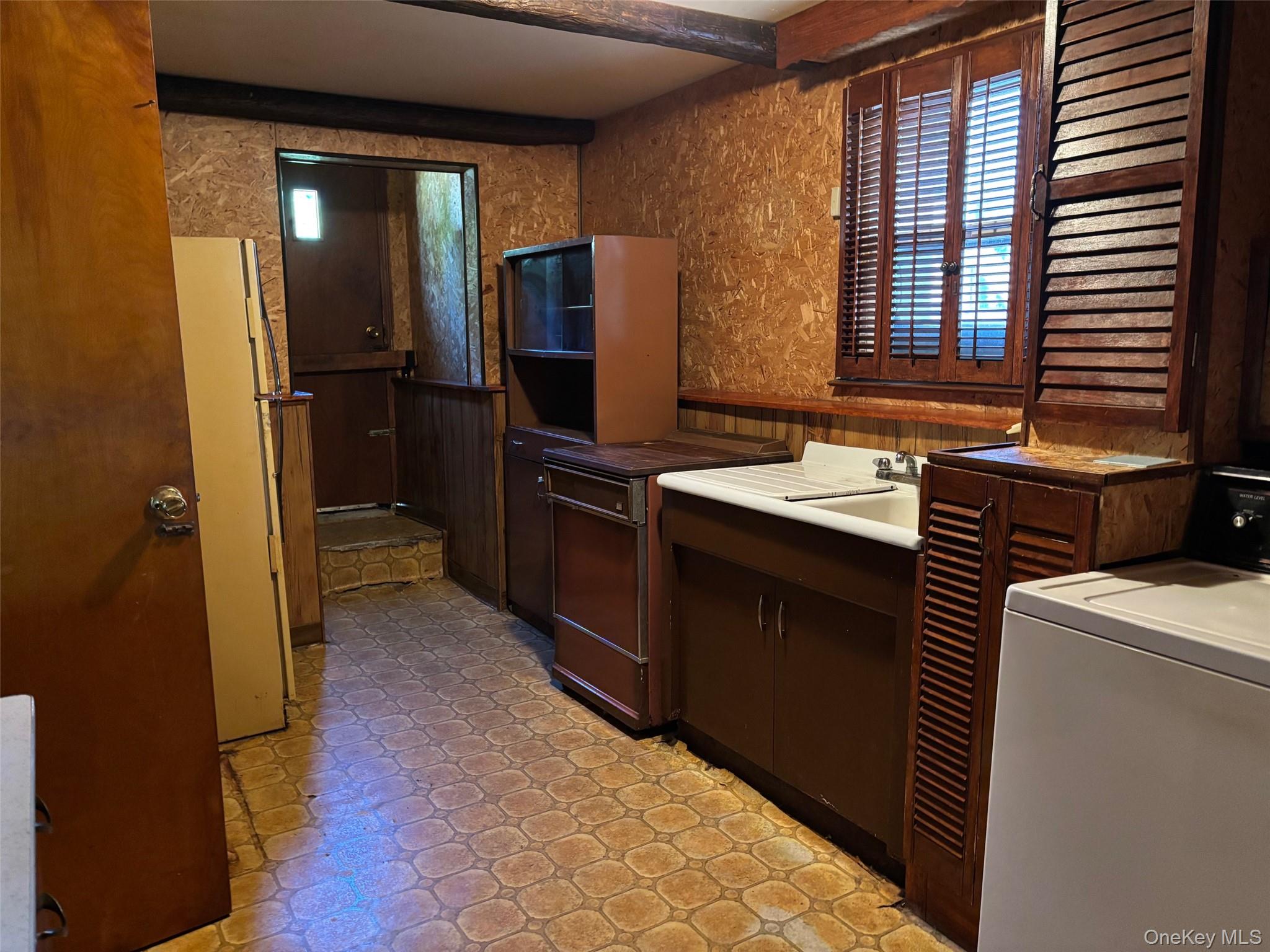 10 13th Avenue, West Babylon, NY 11704