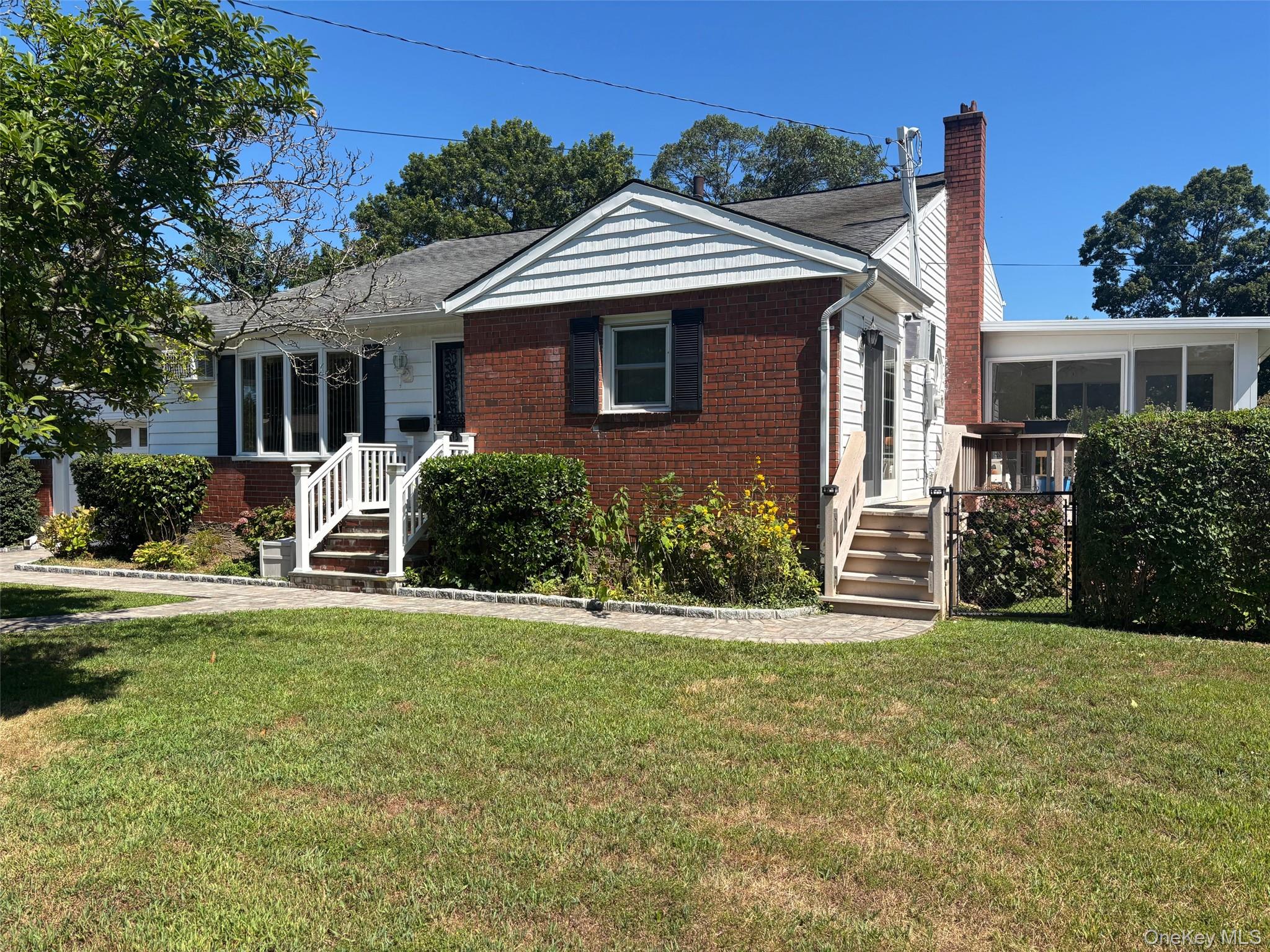 10 13th Avenue, West Babylon, NY 11704