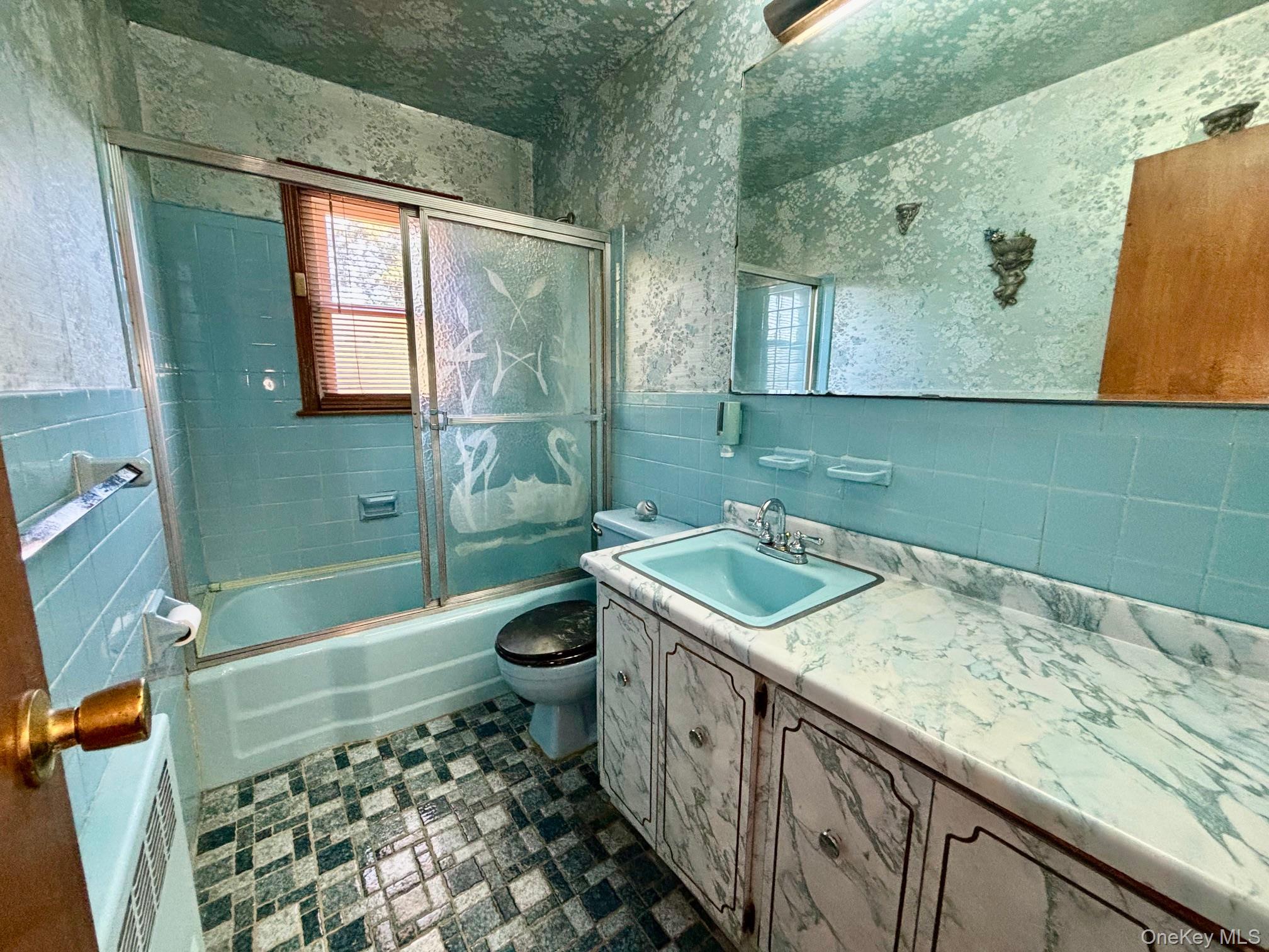 10 13th Avenue, West Babylon, NY 11704