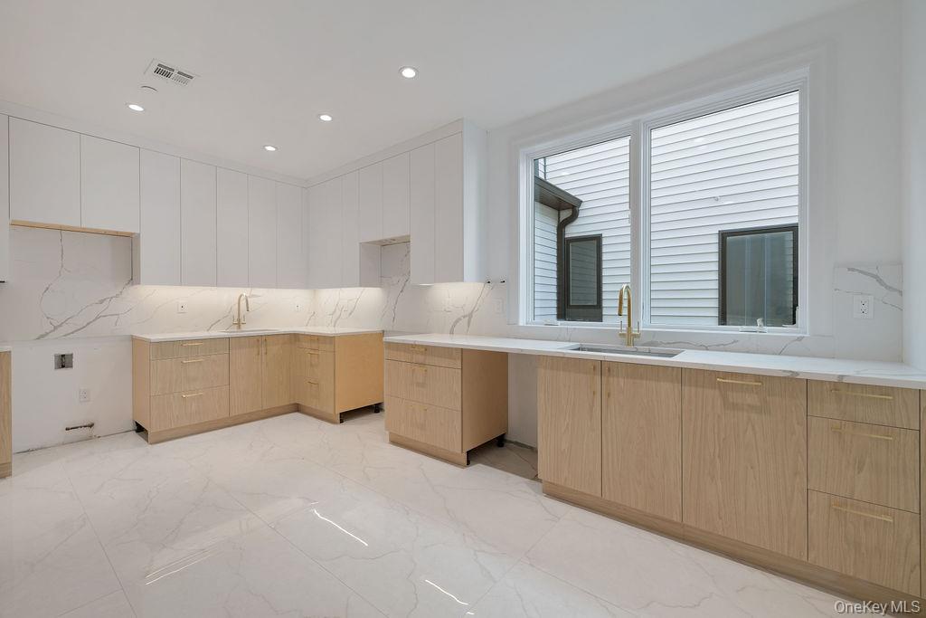 27 Ellish Parkway # 112, Spring Valley, NY 10977