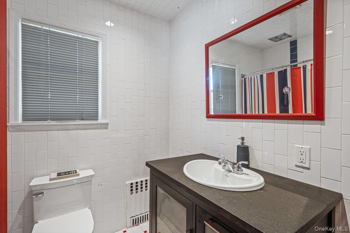 411 Demott Avenue, Rockville Centre, NY 11570