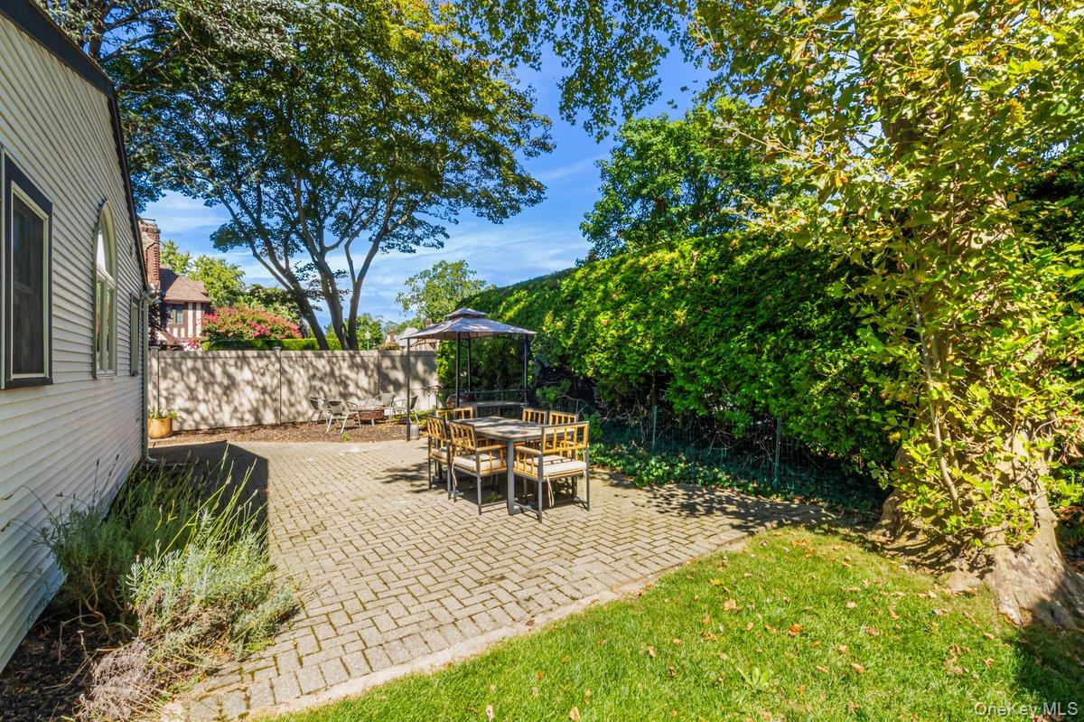 411 Demott Avenue, Rockville Centre, NY 11570