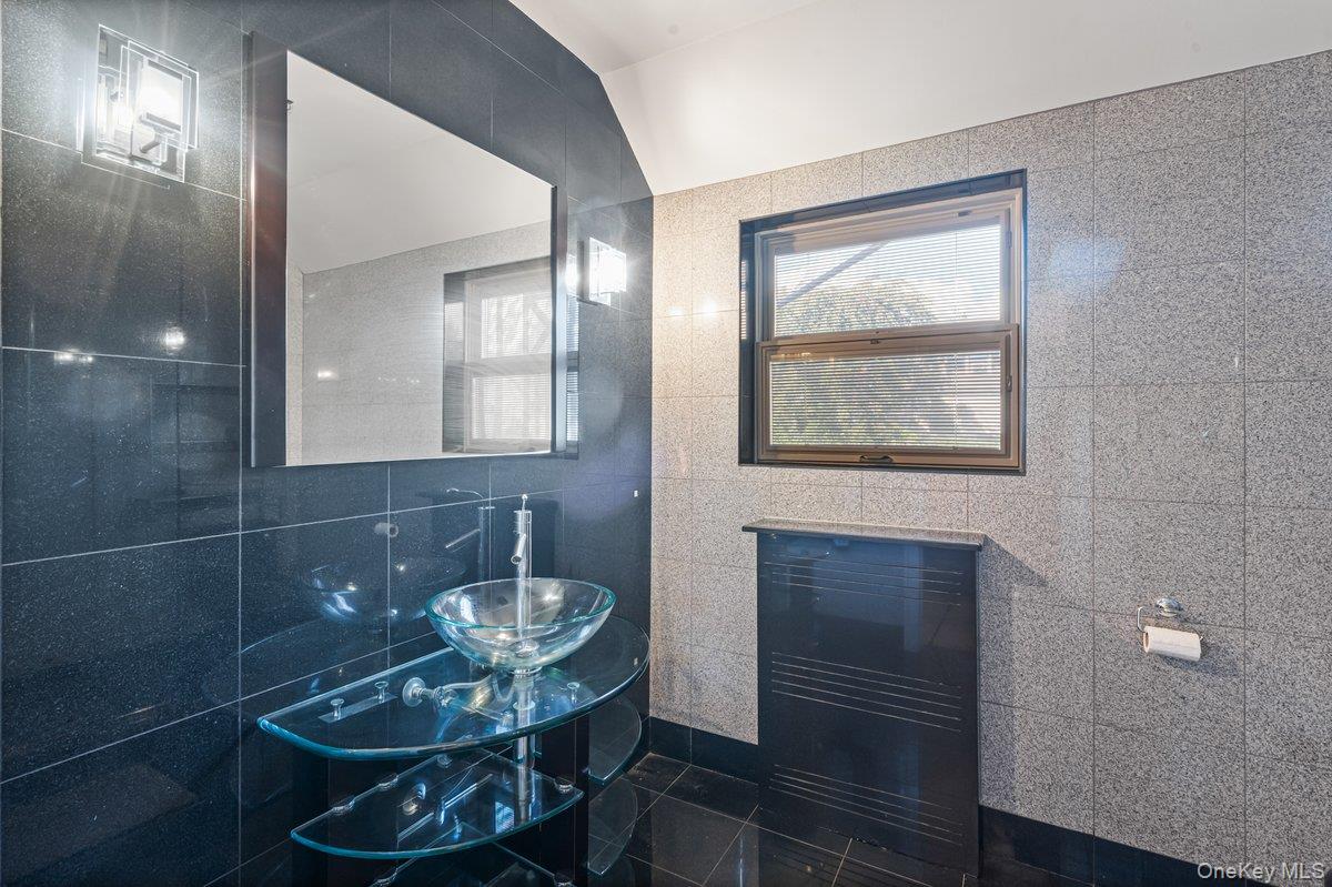 411 Demott Avenue, Rockville Centre, NY 11570