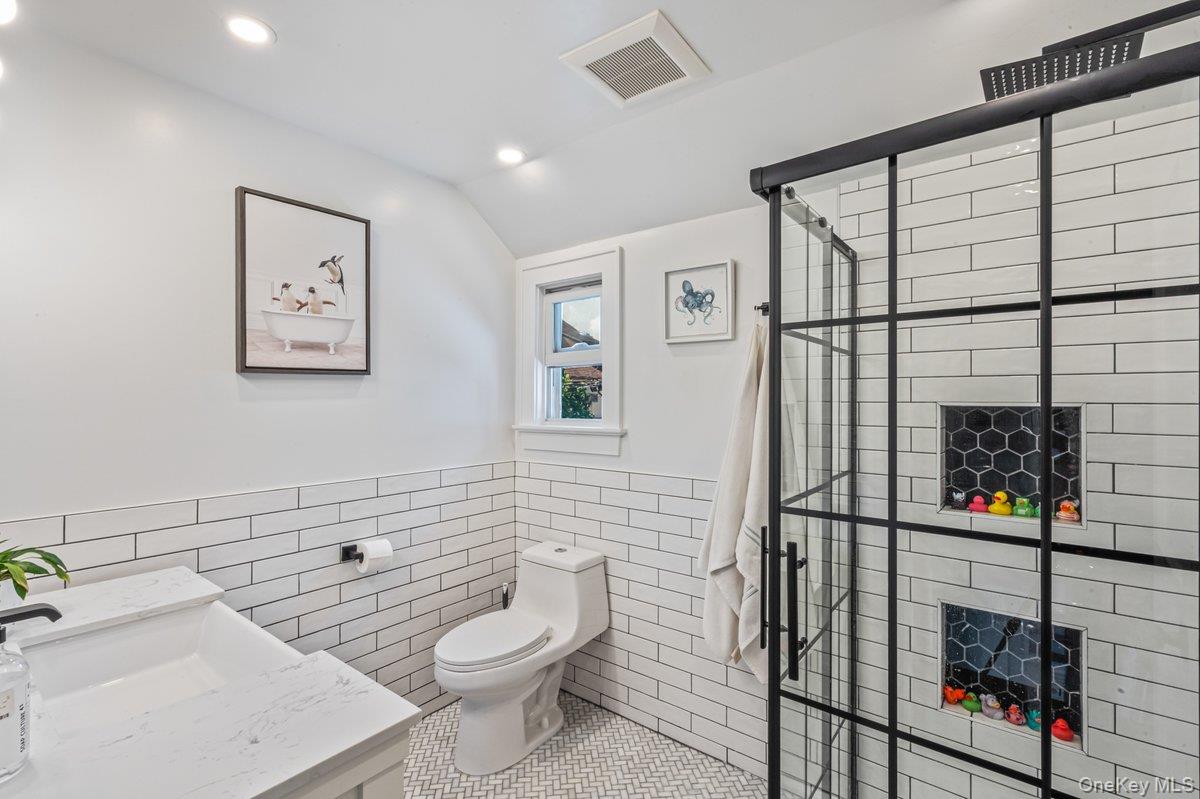 411 Demott Avenue, Rockville Centre, NY 11570