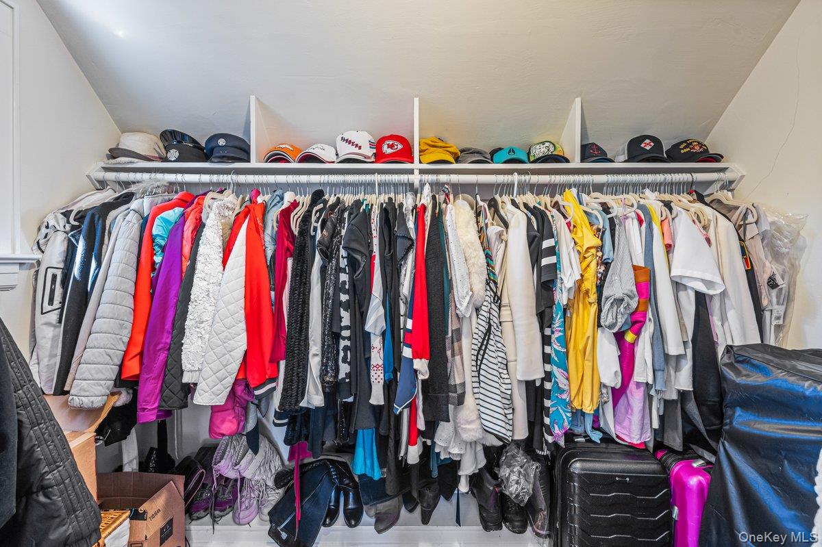 411 Demott Avenue, Rockville Centre, NY 11570