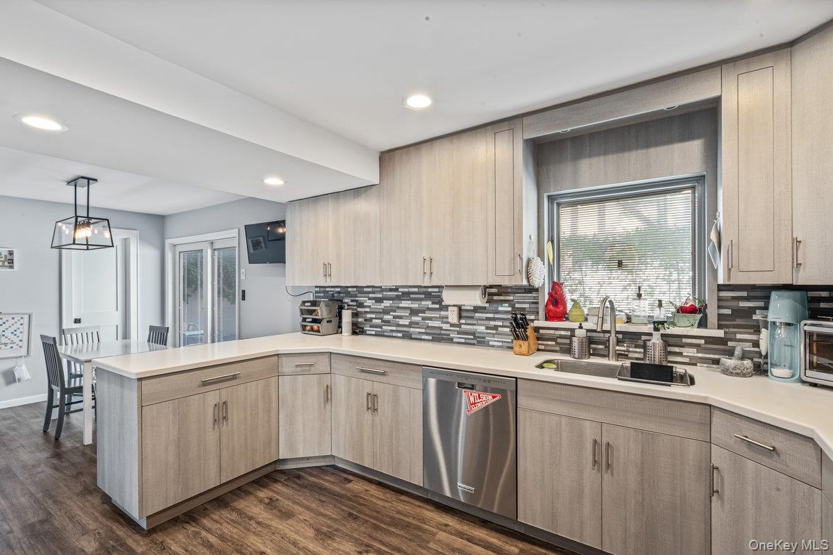 411 Demott Avenue, Rockville Centre, NY 11570