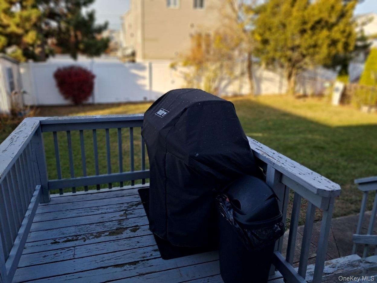 78 E Seacrest Avenue, Lindenhurst, NY 11757