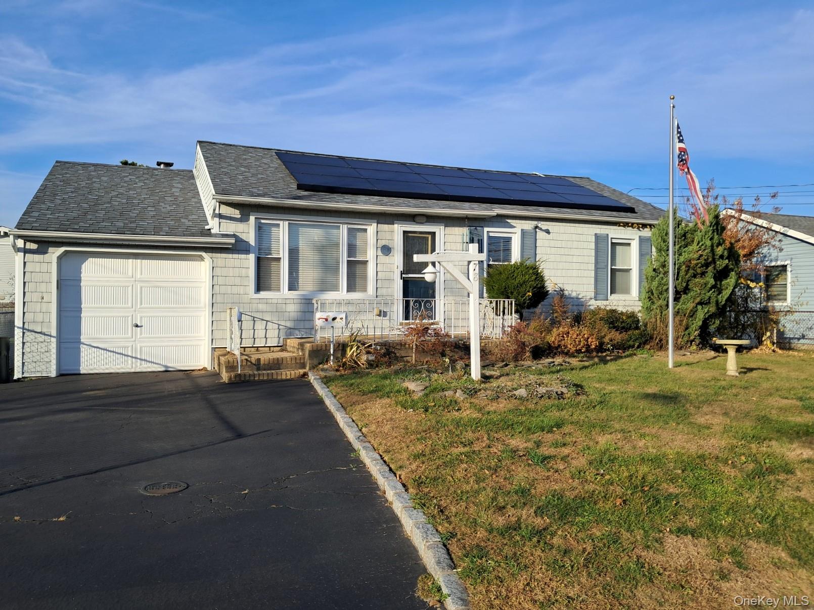 78 E Seacrest Avenue, Lindenhurst, NY 11757