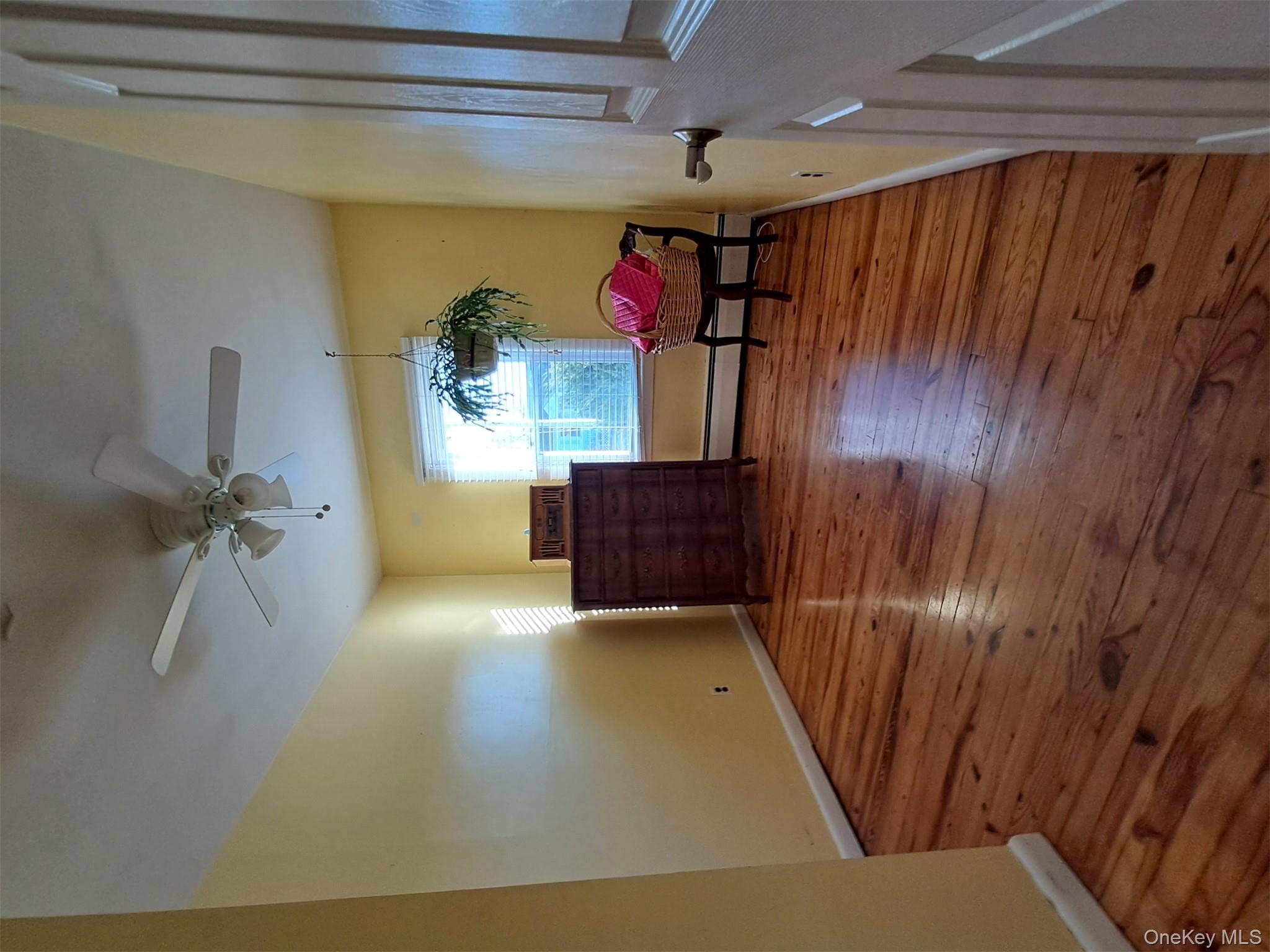 78 E Seacrest Avenue, Lindenhurst, NY 11757