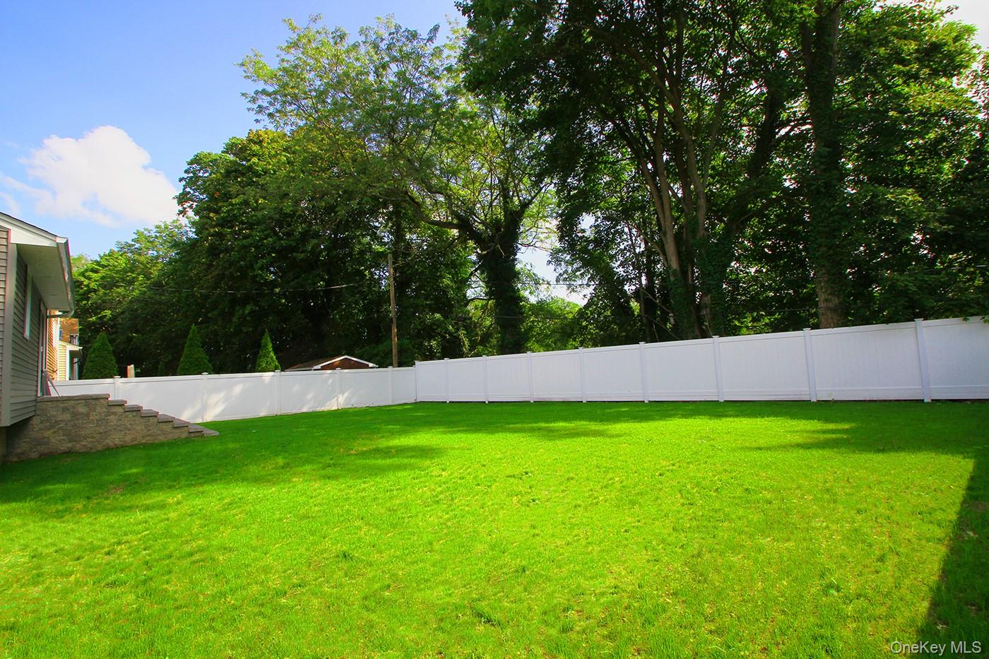 16 Eleanor Road, Plainview, NY 11803