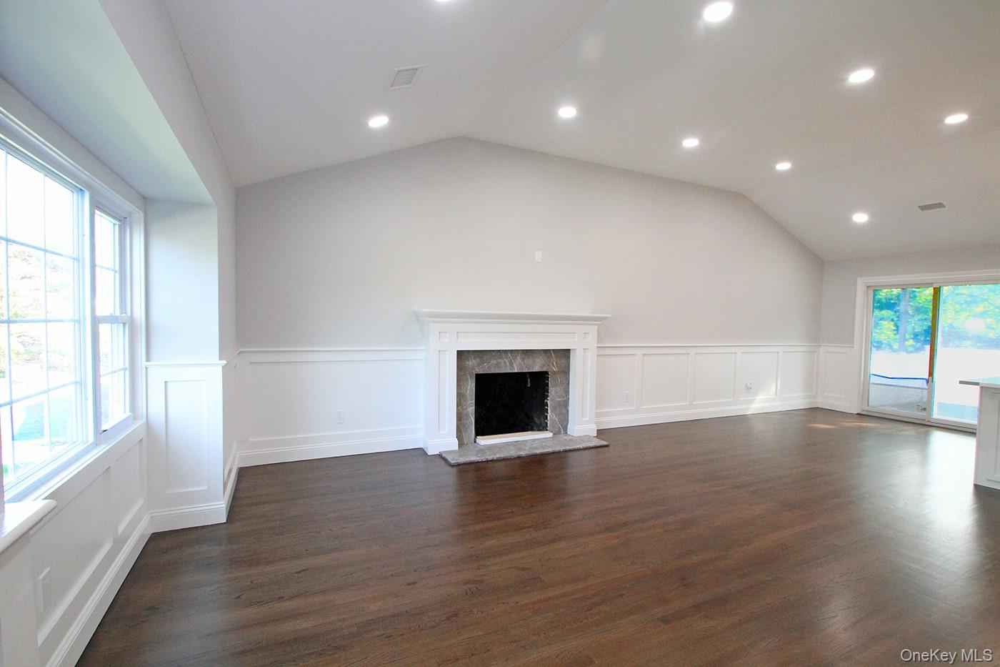 16 Eleanor Road, Plainview, NY 11803