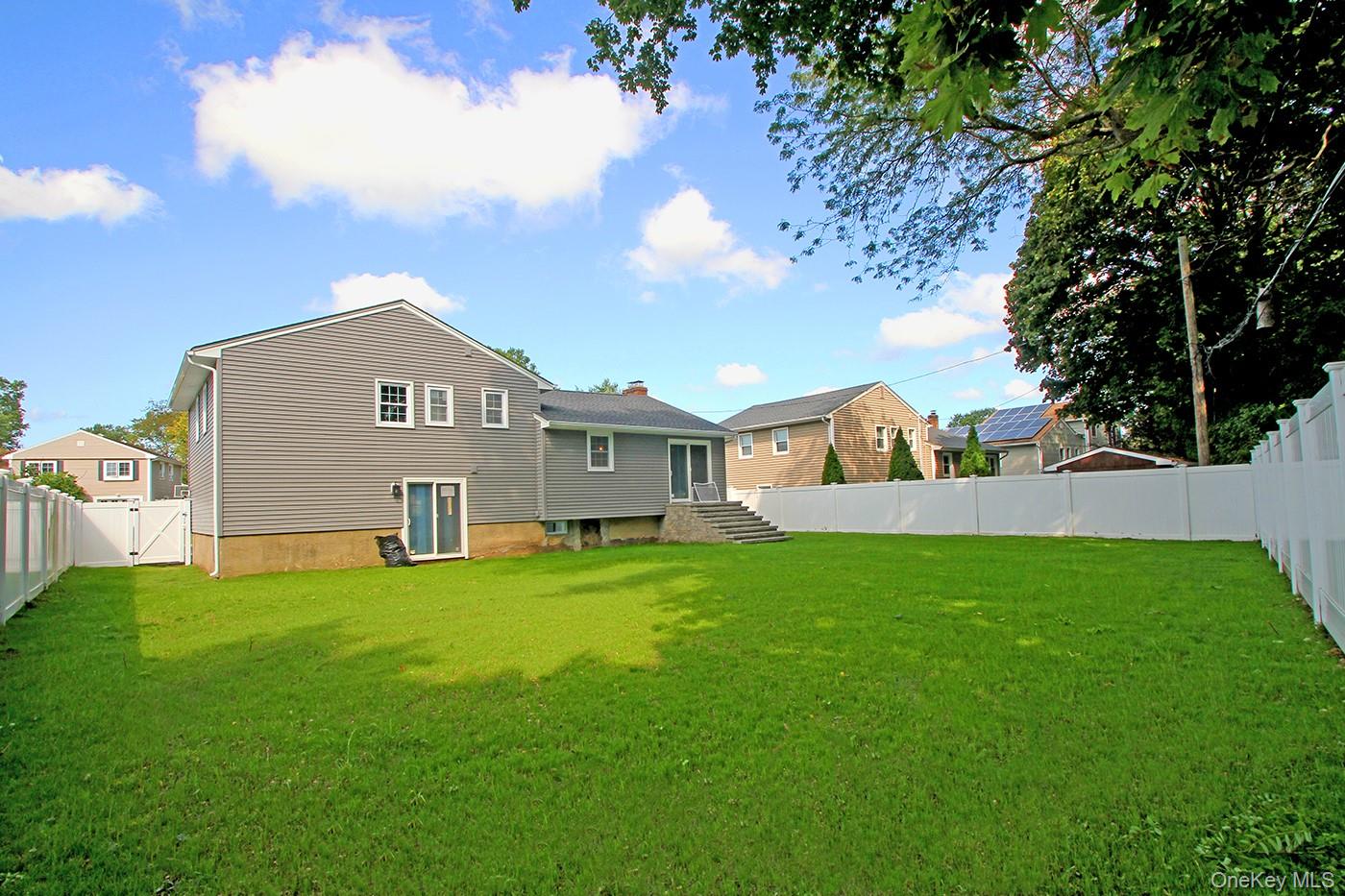 16 Eleanor Road, Plainview, NY 11803