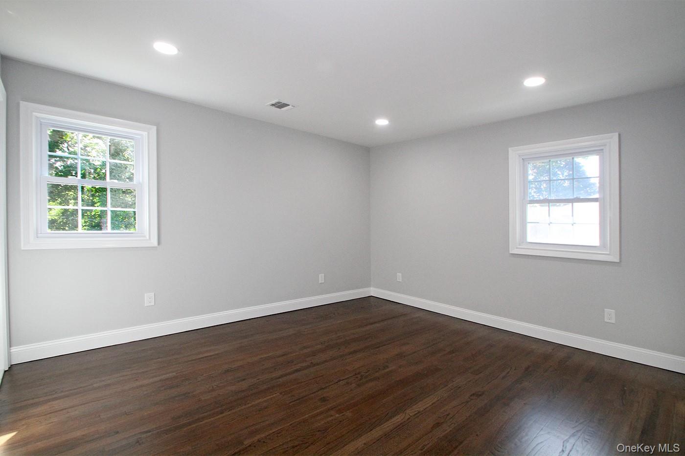 16 Eleanor Road, Plainview, NY 11803